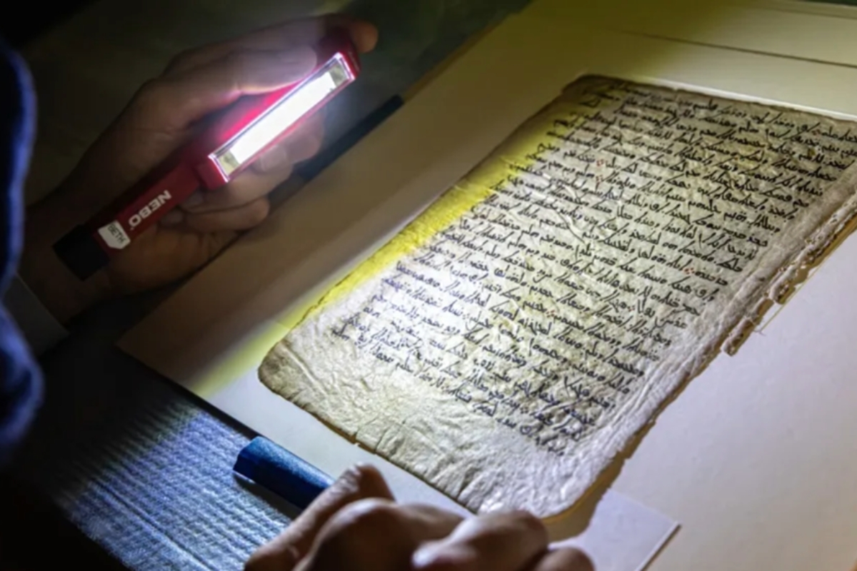 Cientistas utilizam raios X de um acelerador de partículas para ler mapa estelar de Hiparco, escondido há 1.500 anos em um pergaminho. Entenda como a física está resgatando o nascimento da ciência