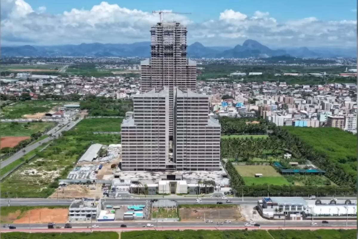 Em Vila Velha, torre Taj de R$ 600 milhões promete luxo à beira-mar, ergue espelhão anos 80 sem calçada, 390 apartamentos lotando a praia e desrespeitando restinga frágil