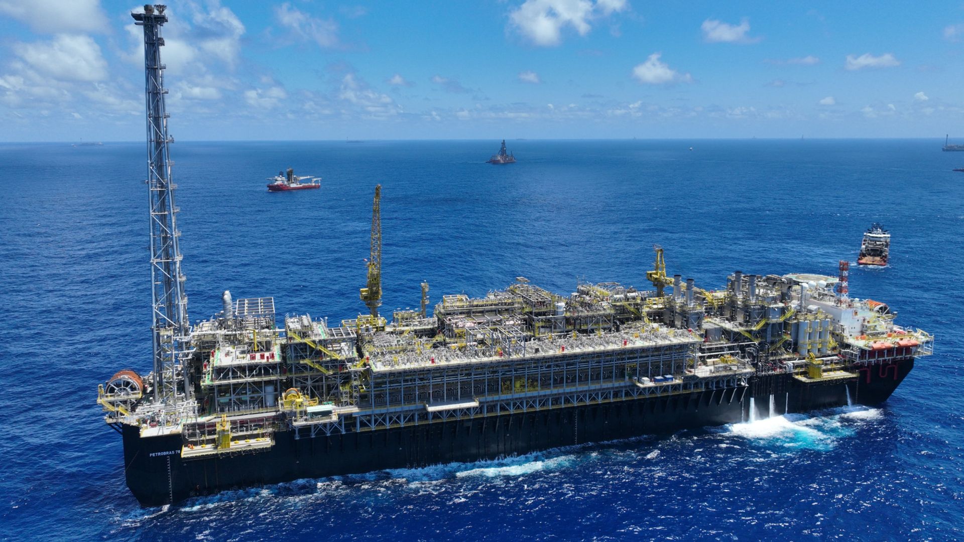 Plataforma offshore da Petrobras operando em alto-mar durante expansão da produção de petróleo e gás em 2025.