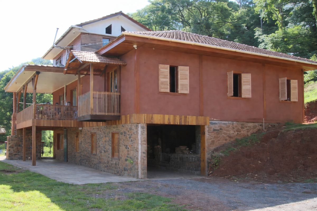 Família em Seara constroi casa ecológica de 300 m² com pedra, barro e madeira reaproveitada, gasta 70% menos que construção comum e ainda vive até 10 graus fresca o ano (1)