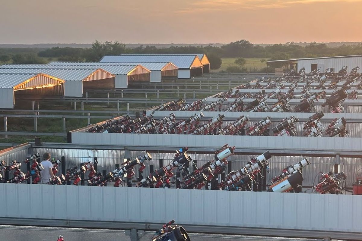 fazenda no Texas oferece telescópios remotos na internet para escapar da poluição luminosa, acessar céu escuro e registrar galáxias onde cidades já não veem estrelas.