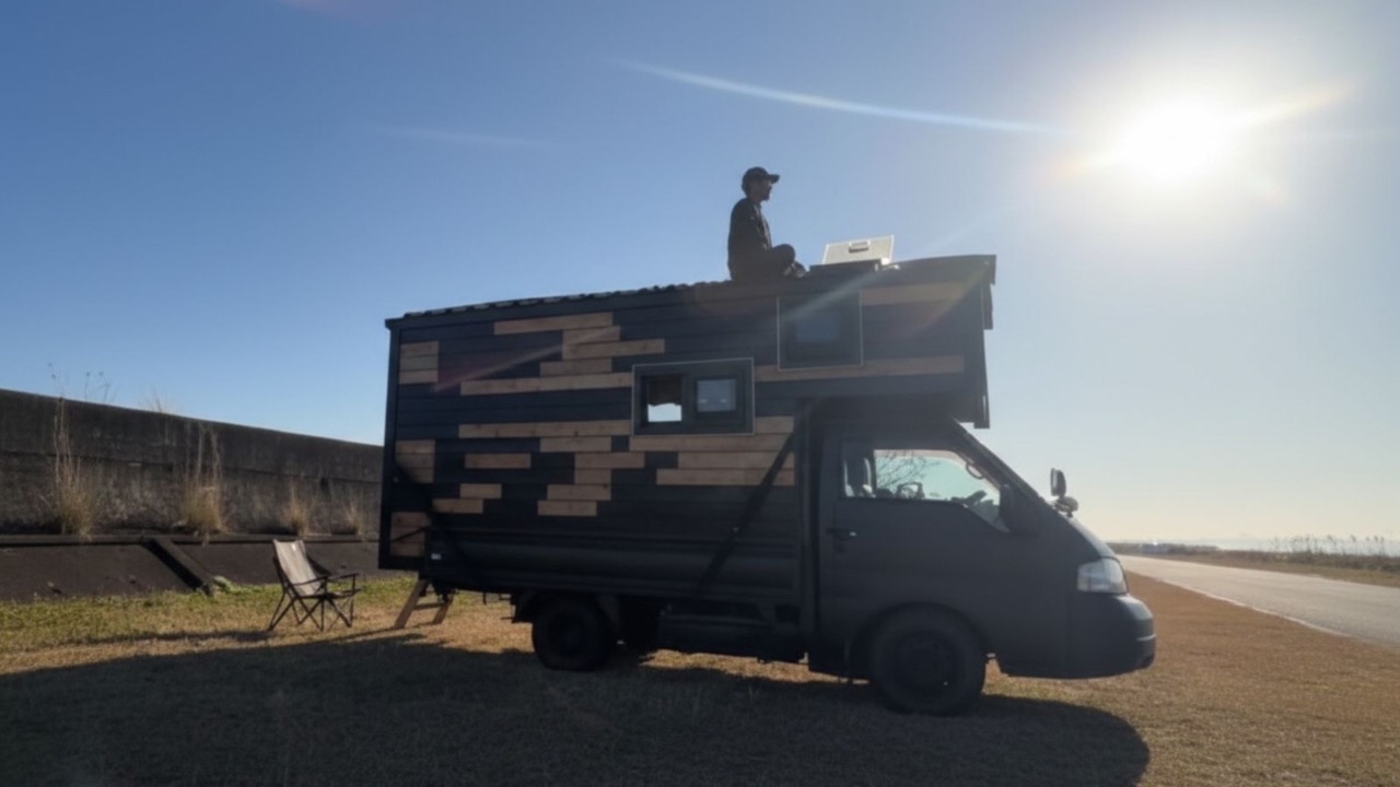 Parece LEGO, mas é engenharia pura: a casa desmontável escondida feita a partir de um caminhão comum e que desafia a lógica ao unir mobilidade, conforto térmico e uso urbano