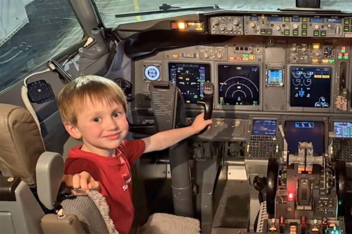 Garoto de 5 anos identifica detalhe no Boeing 737 da Southwest Airlines durante treinamento de pilotos e visita simulador de voo em Dallas. imagem e fonte: portal aeroin