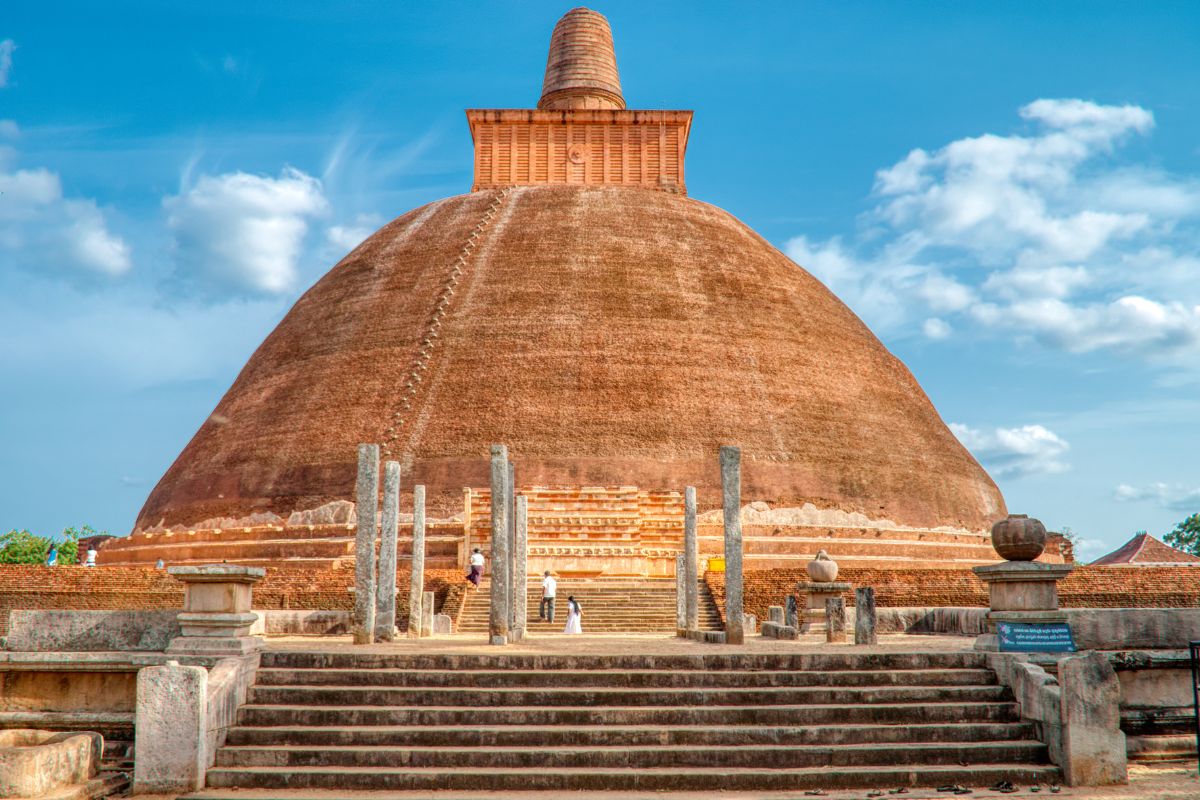 Jetavanaramaya une estupa, tijolos, construção e monumento em Anuradhapura, revelando como o Sri Lanka antigo transformou fé em engenharia duradoura.
