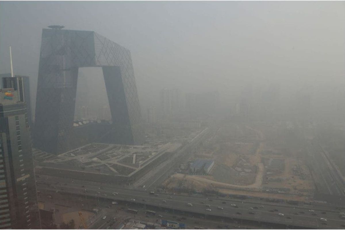 Pequim reduz PM 2,5 e melhora a qualidade do ar após trocar carvão, ampliar Zonas de Baixa Emissão e retirar veículos antigos, saindo do alerta vermelho de 2015 para uma média anual em 2025 inferior à de Madri, com mudanças profundas na mobilidade.