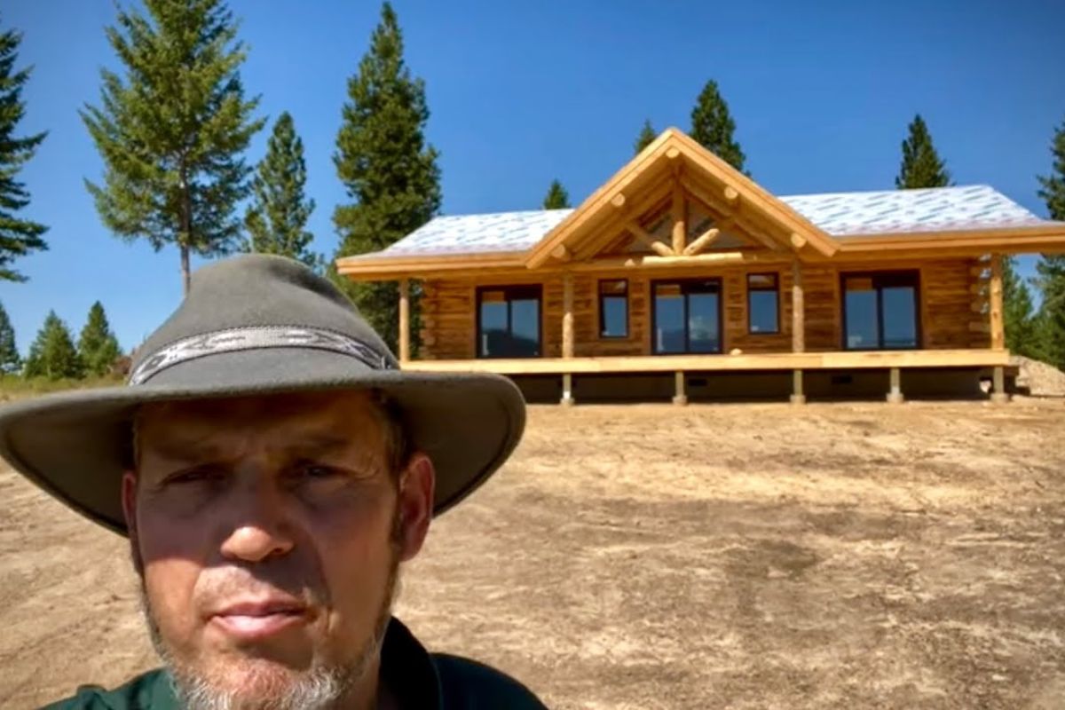 Casa de madeira em Montana expõe escolhas técnicas: concreto maciço, toras pesadas e teto selado com espuma contínua definem vedação, carga e manutenção em frio extremo, quando a obra “seca” chega ao fim e começa o uso real.