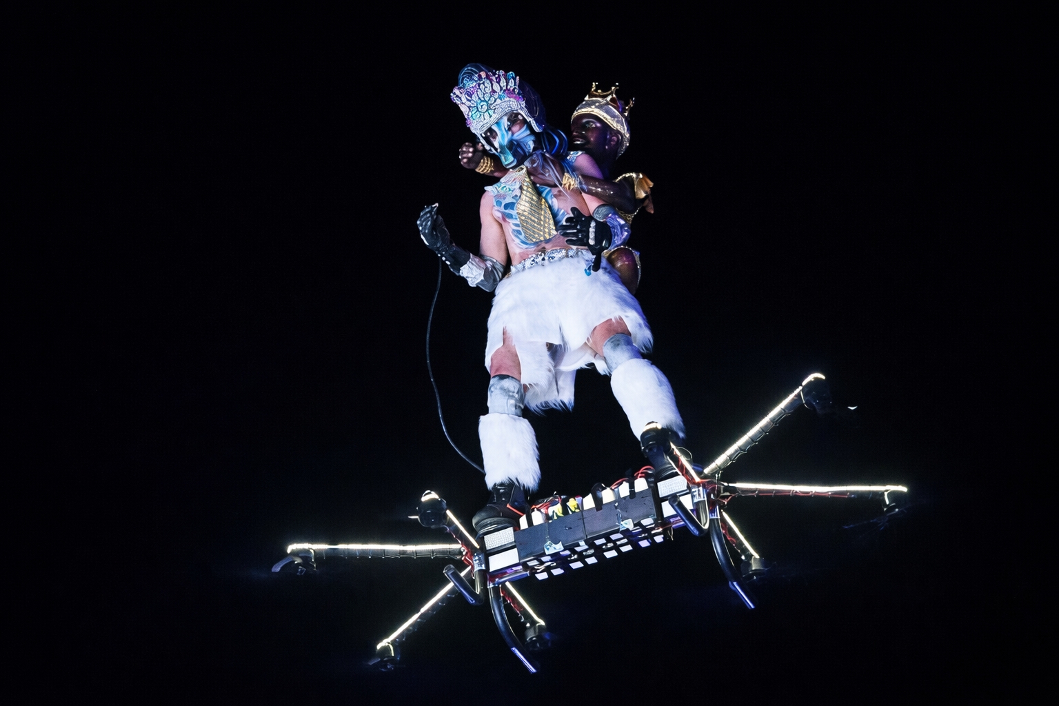 Homem voa em drone gigante na comissão de frente da Portela, ganha destaque na Sapucaí, com decolagem ao vivo e revoluciona o desfile de carnaval no Rio de Janeiro impressionando brasileiros e turistas na arquibancada