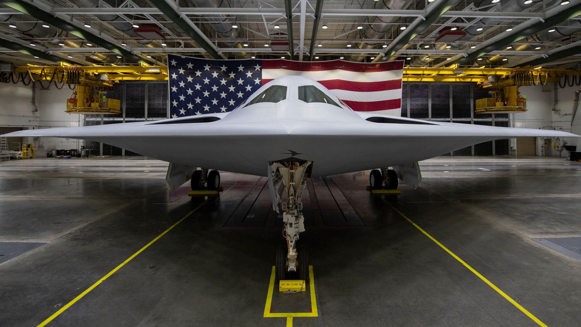Produção do B-21 Raider entra em fase decisiva, com acordo para acelerar entregas e definir a escala do bombardeiro furtivo dos EUA.