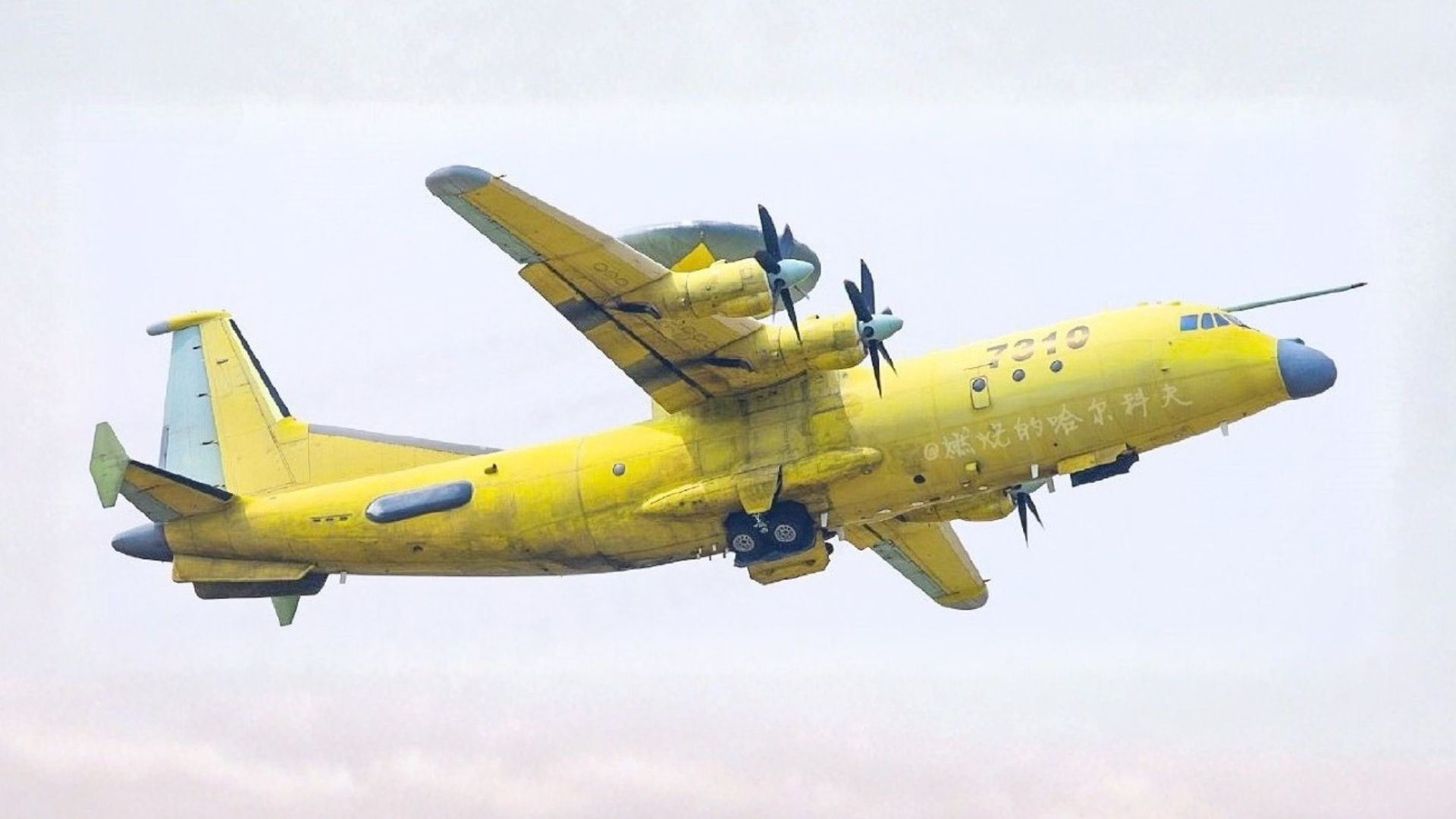 Imagens do novo avião-radar chinês KJ-700 mostram mudanças no radar, sensores e fuselagem, indicando avanço discreto na frota de alerta aéreo.