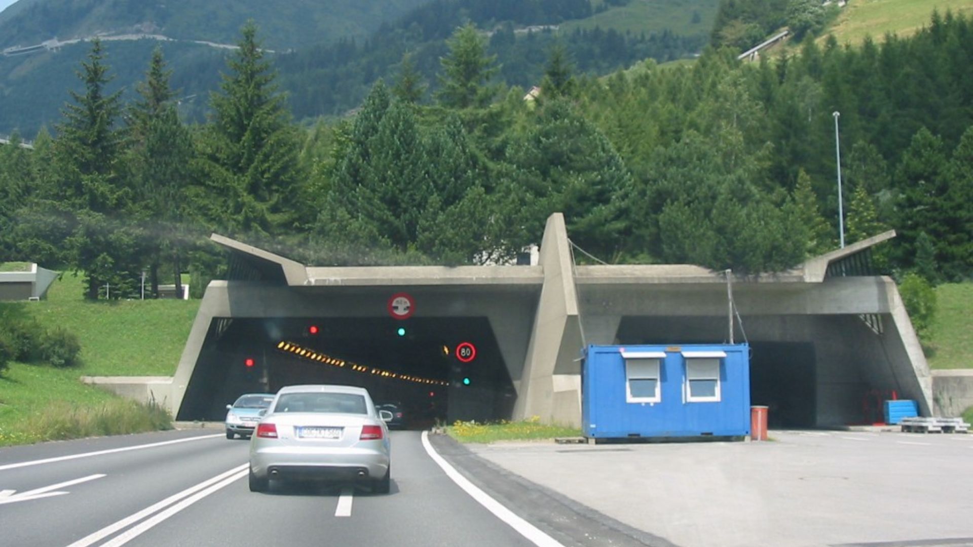 Segunda galeria do túnel do Gotthard avança sob os Alpes para manter a A2 ativa, separar fluxos, reduzir riscos e evitar impactos logísticos.