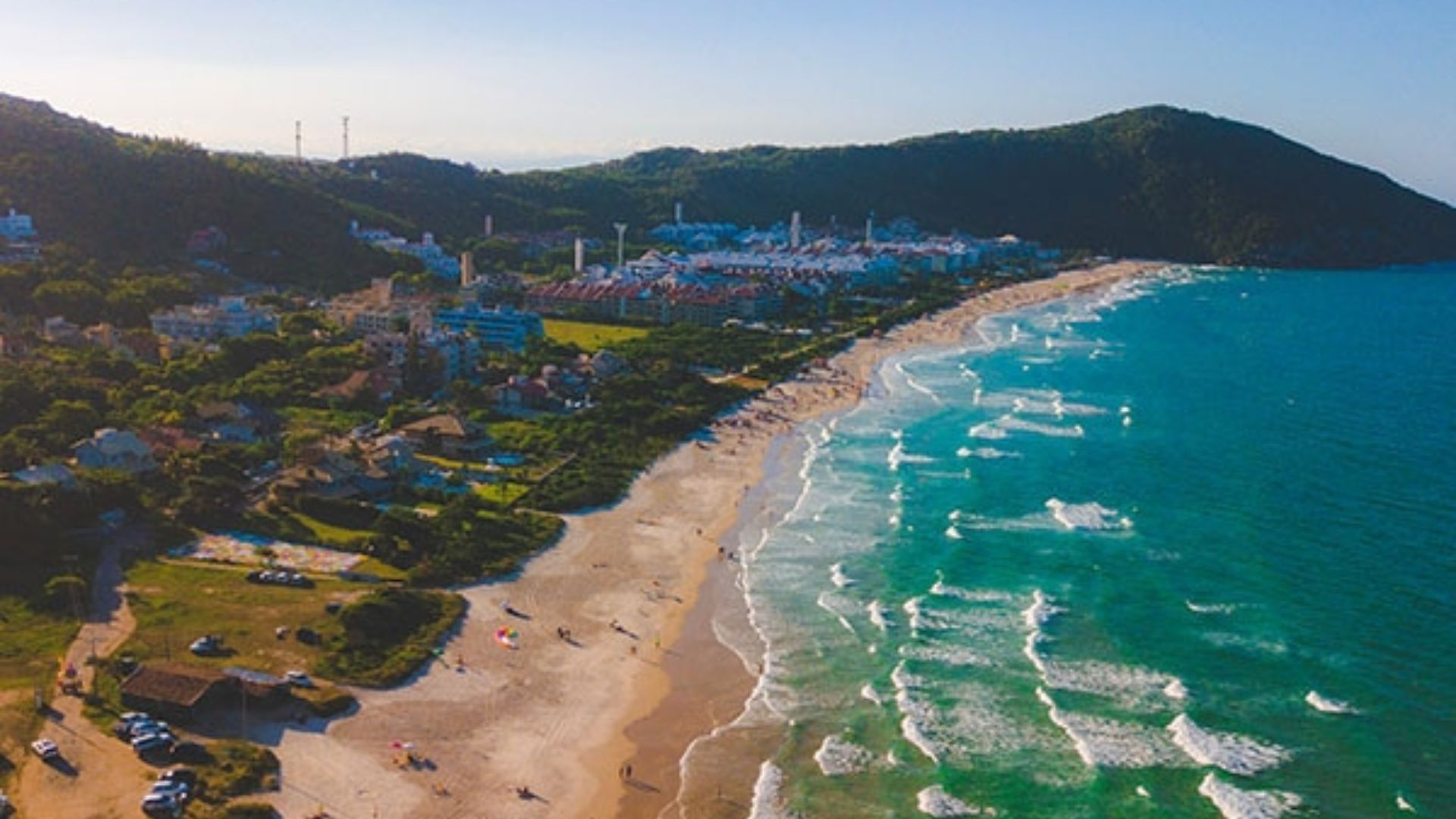 Florianópolis se destaca em 2025 como a cidade mais bonita do Brasil, unindo praias cristalinas, fortalezas históricas e preservação ambiental em uma capital insular.