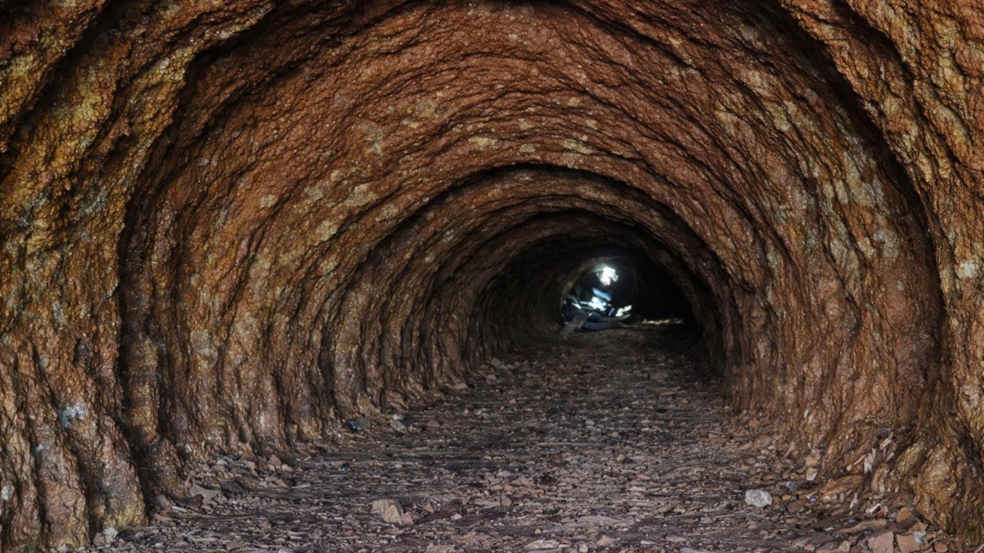 Túneis gigantes escavados por animais extintos há 10 mil anos cruzam o Brasil e intrigam cientistas sobre origem, função e preservação dessas estruturas pré-históricas.