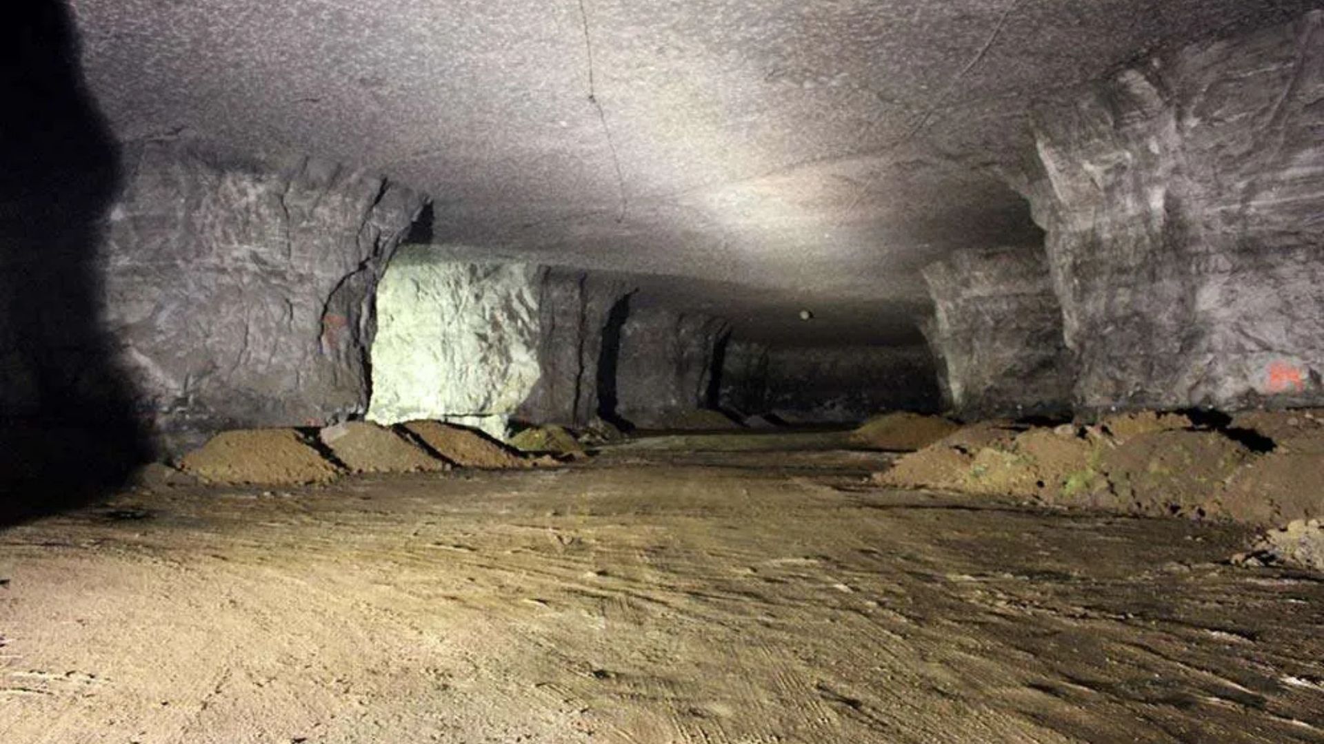 Caverna artificial sob Louisville ocupa quase 100 acres em antiga mina de calcário e virou atração subterrânea tratada como o maior prédio do Kentucky.