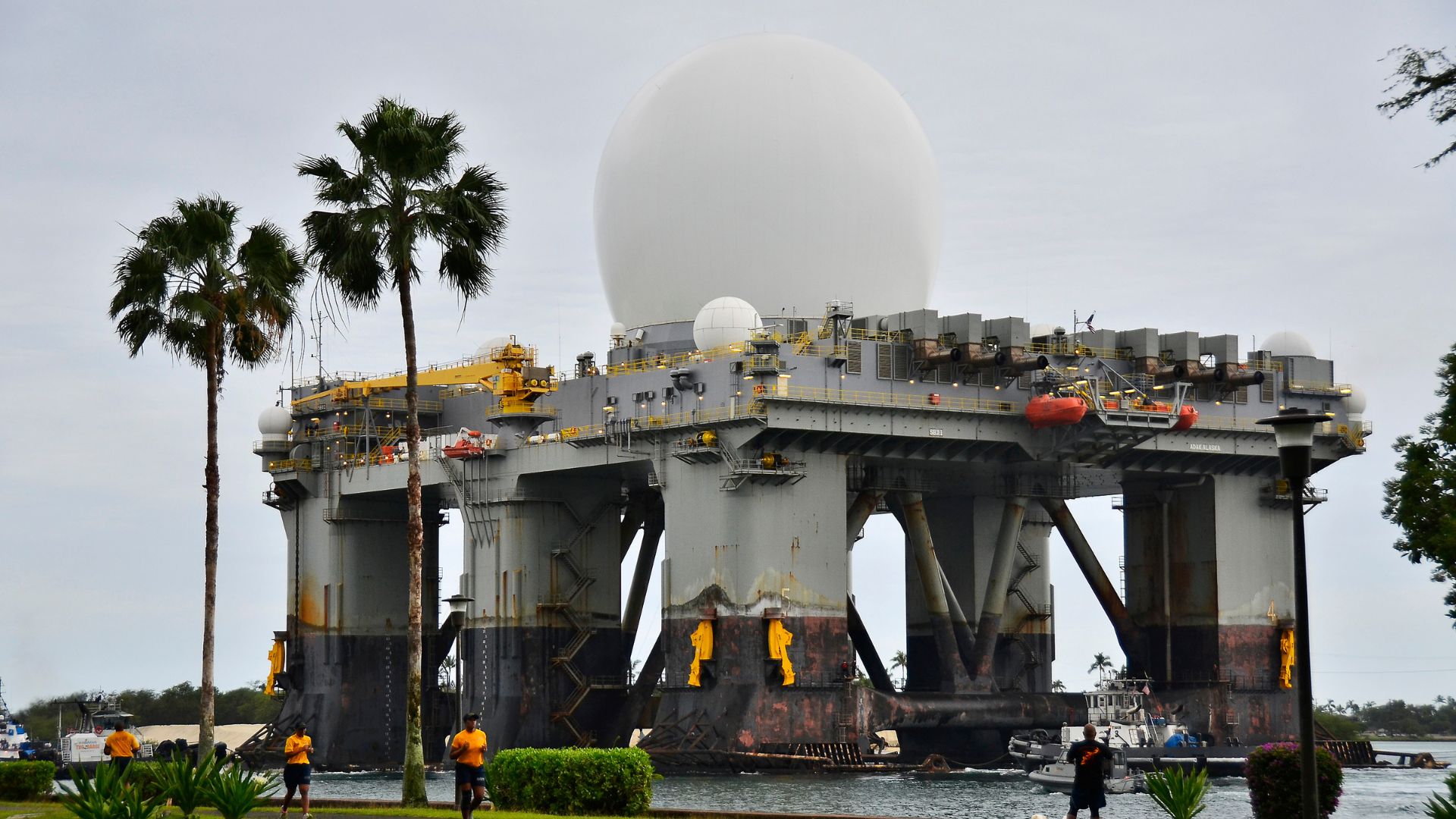 Radar SBX-1 dos EUA opera no mar sobre plataforma semissubmersível e integra a defesa antimísseis com tecnologia de banda X de alta precisão.