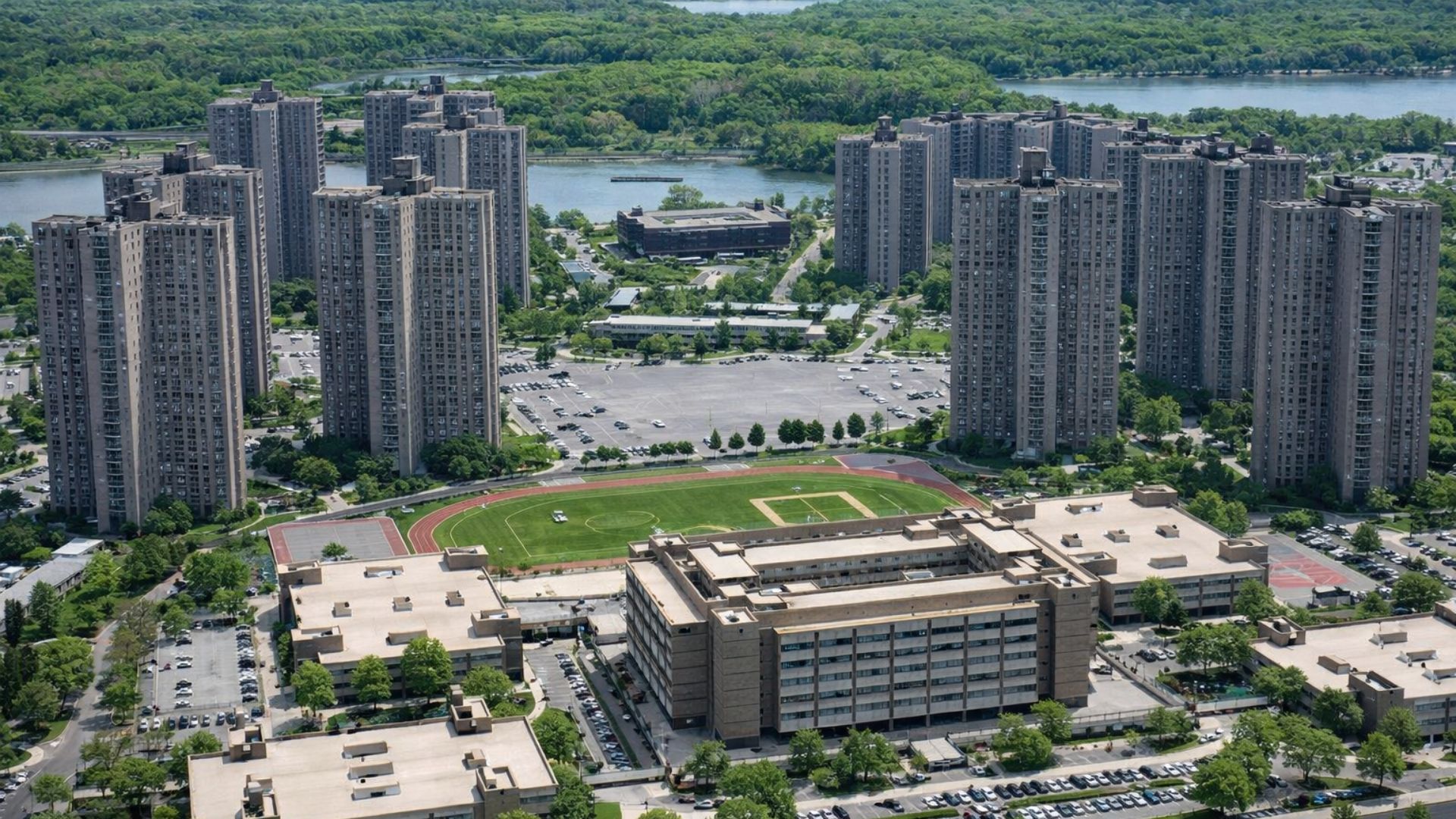 Co-op City, no Bronx, reúne 15 mil apartamentos, 50 mil moradores, escolas, shoppings e usina própria que resistiu ao furacão Sandy.