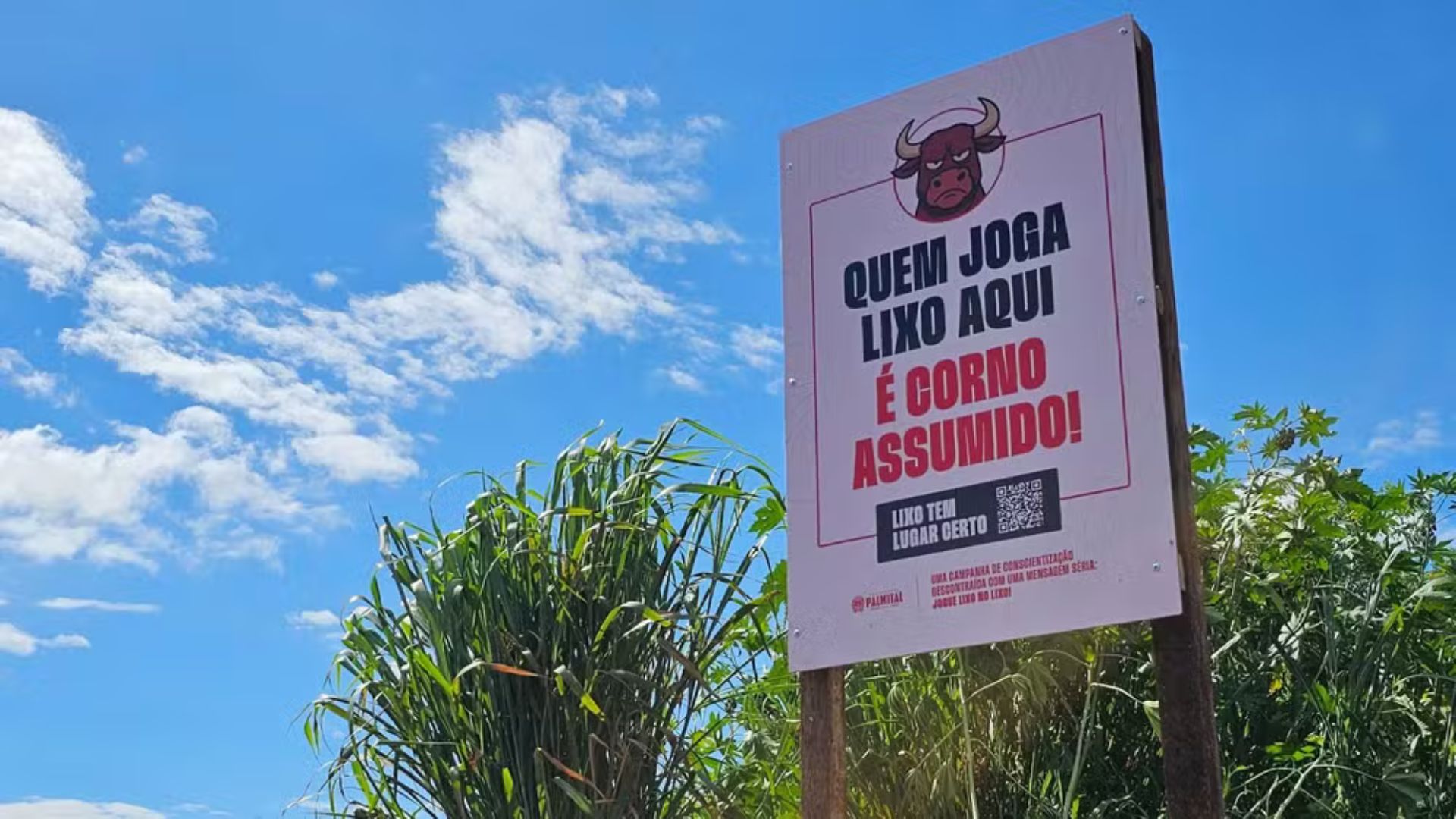 Prefeitura de Palmital usa placas com frases ofensivas e QR Code para combater descarte irregular de lixo e alertar sobre doenças.
