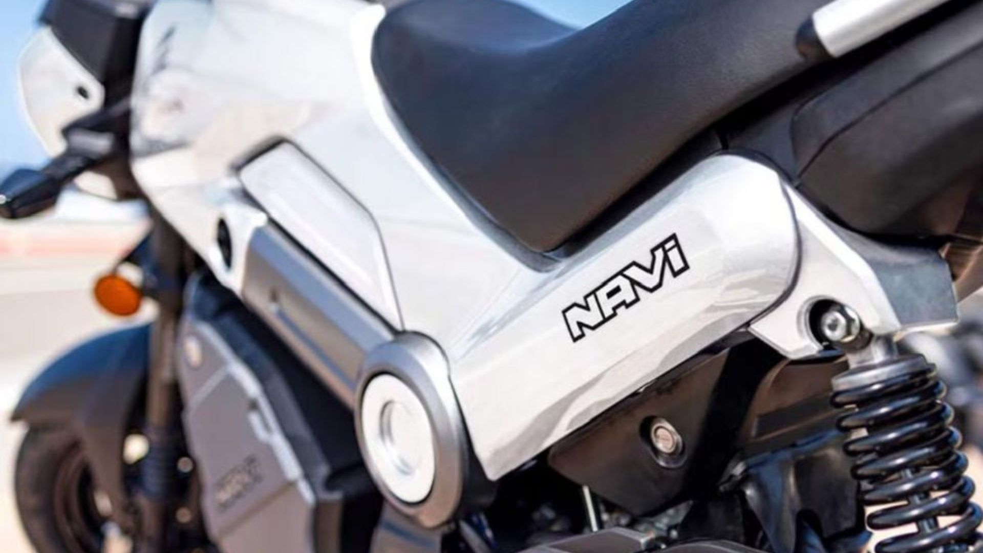 Mini moto Honda Navi 2026 chega aos EUA com motor 109 cc, câmbio CVT, consumo de até 46,8 km/l e preço inicial de US$ 2.199.