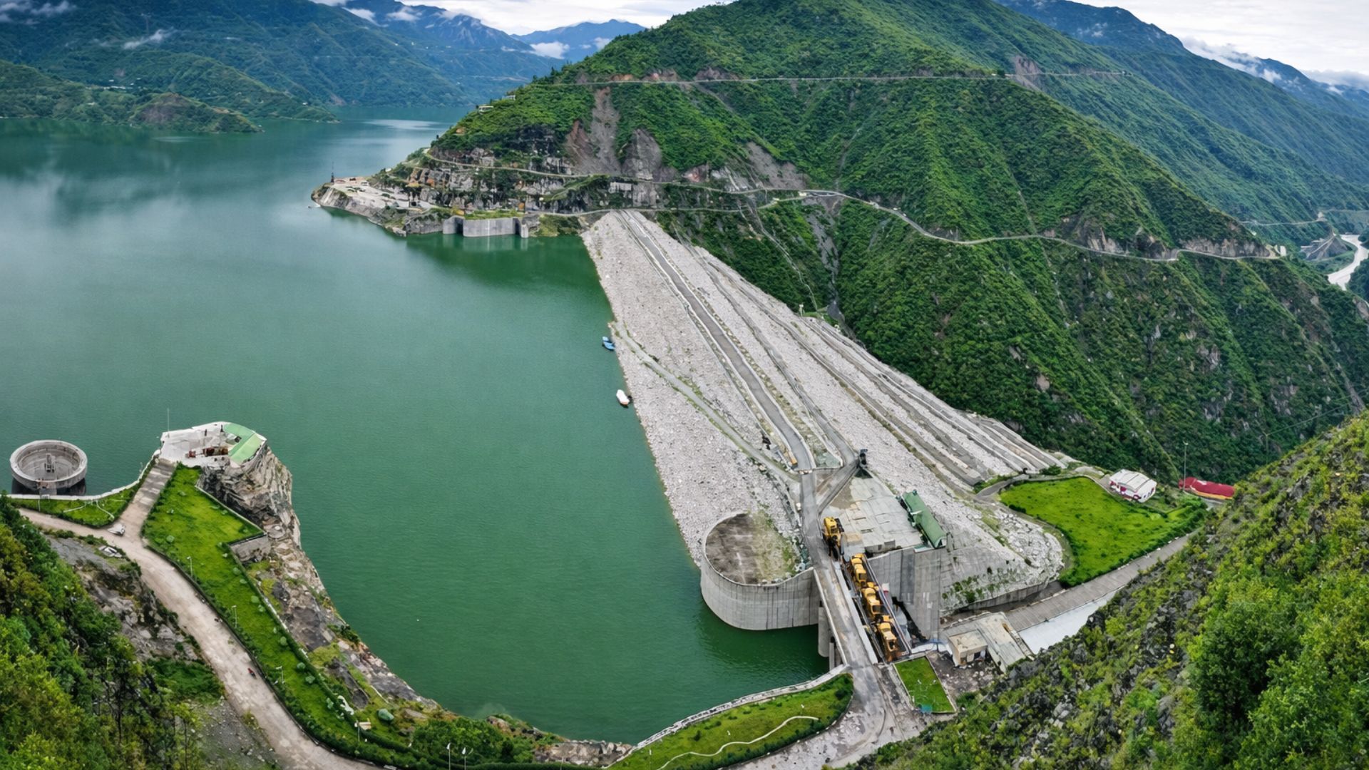 Barragem de Tehri, na Índia, atinge 260,5 metros, gera 1.000 MW e controla rio formador do Ganges em área sísmica estratégica.