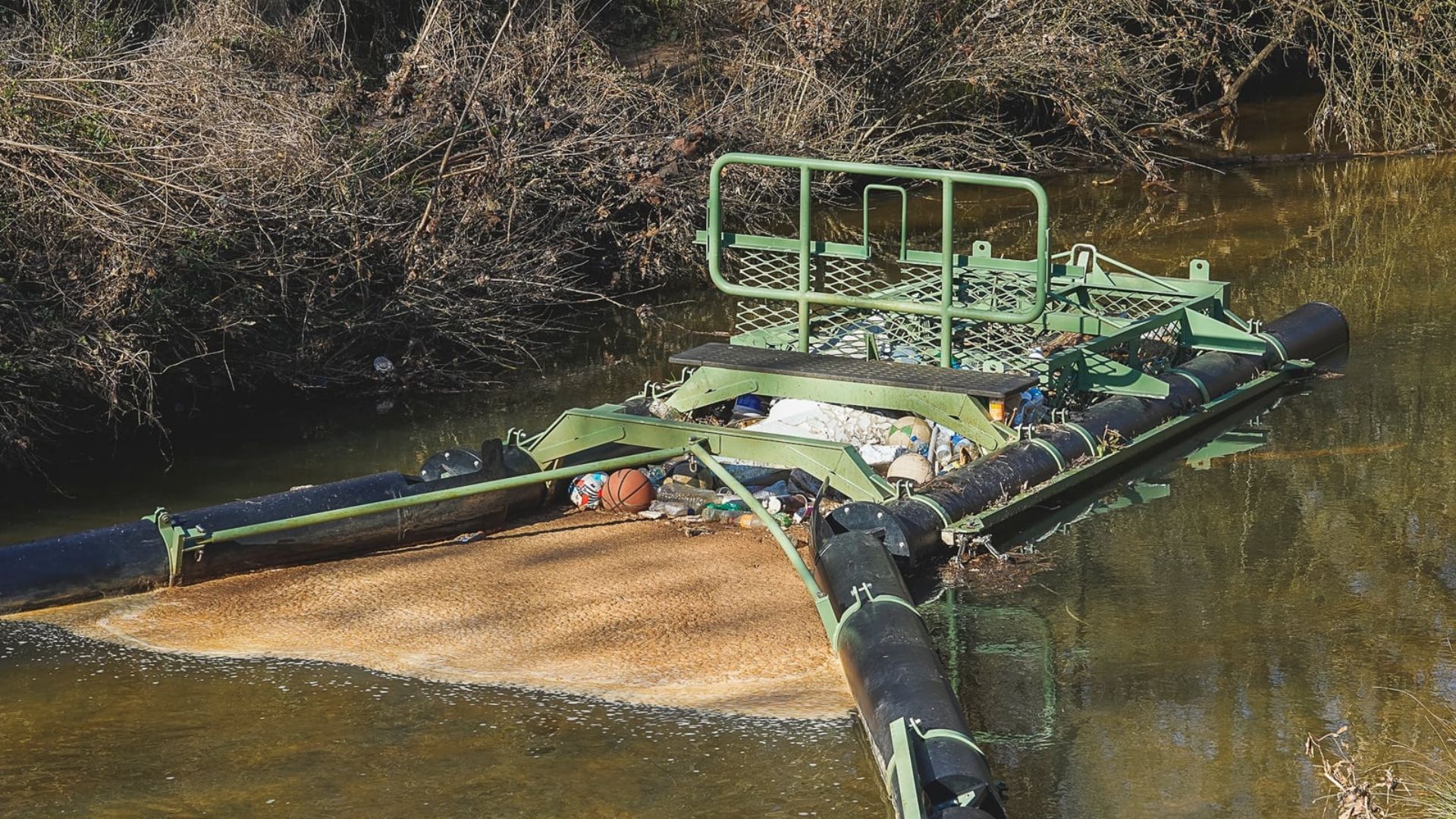 Estrutura flutuante sem motor usa a correnteza para reter lixo em rios urbanos e já recolhe cerca de 13 toneladas de resíduos por ano em pontos estratégicos.