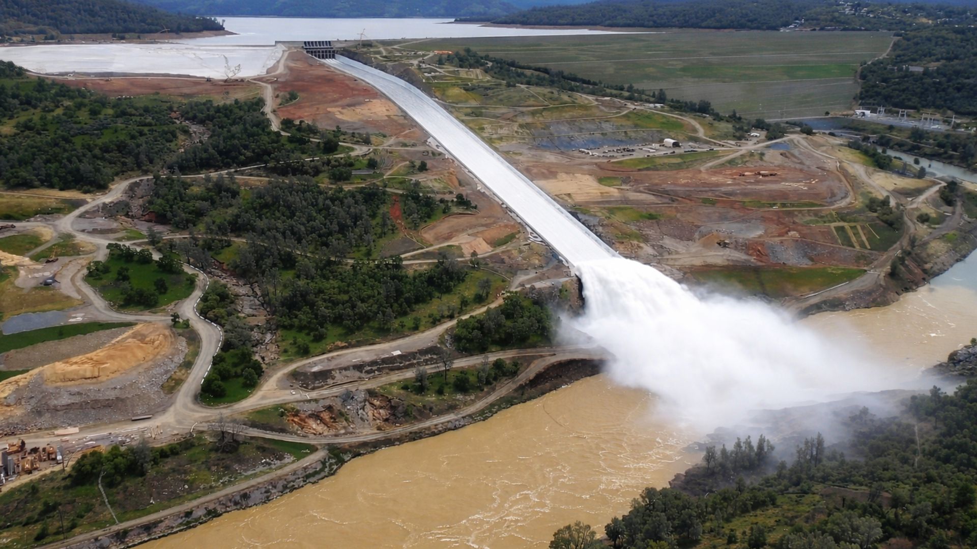 Califórnia amplia dessalinização e reuso de esgoto para enfrentar seca prolongada e garantir abastecimento hídrico urbano e agrícola.
