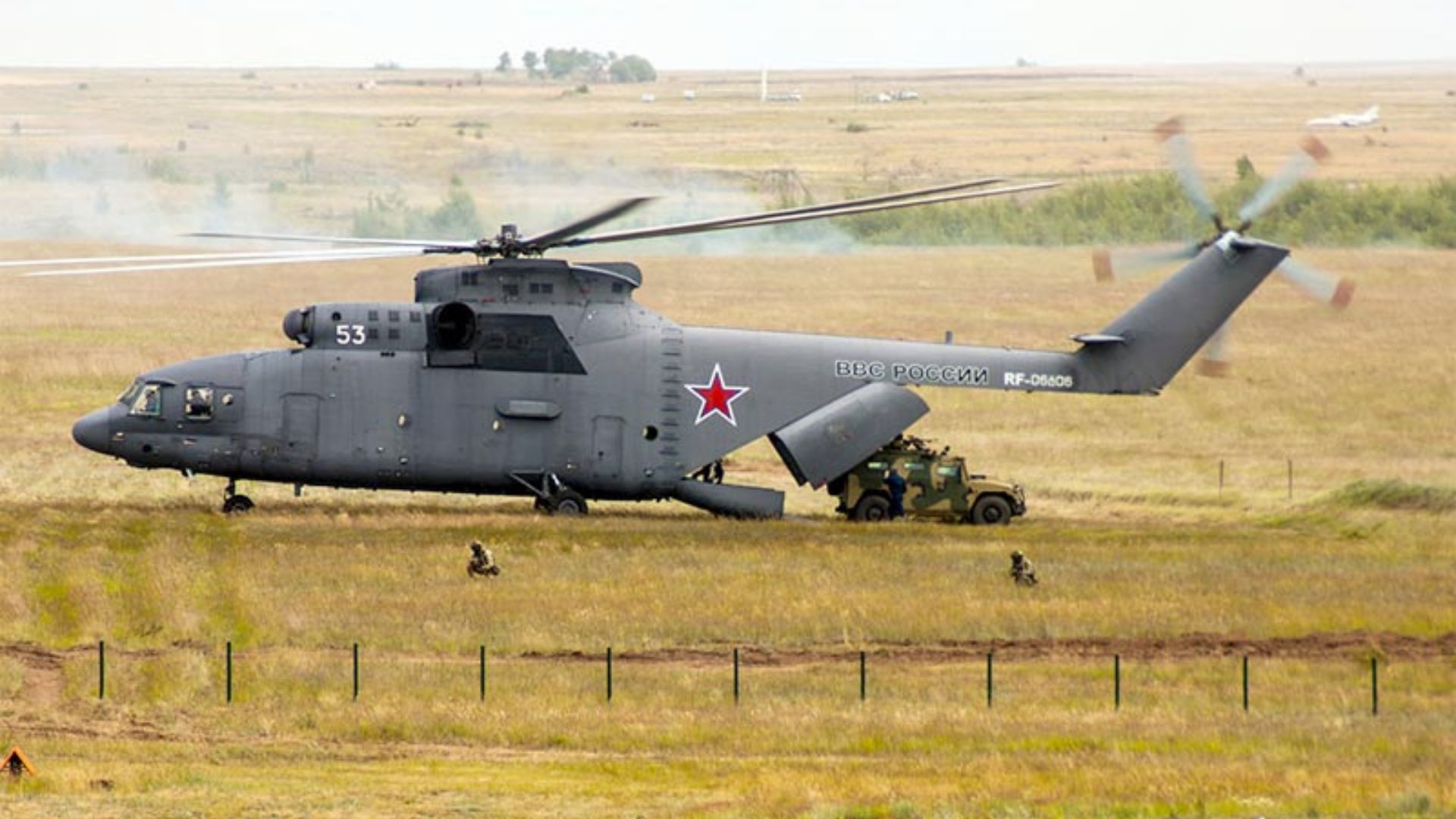 Conheça o Mil Mi-26, maior helicóptero em operação no mundo, capaz de transportar 20 toneladas e atingir quase 300 km/h.