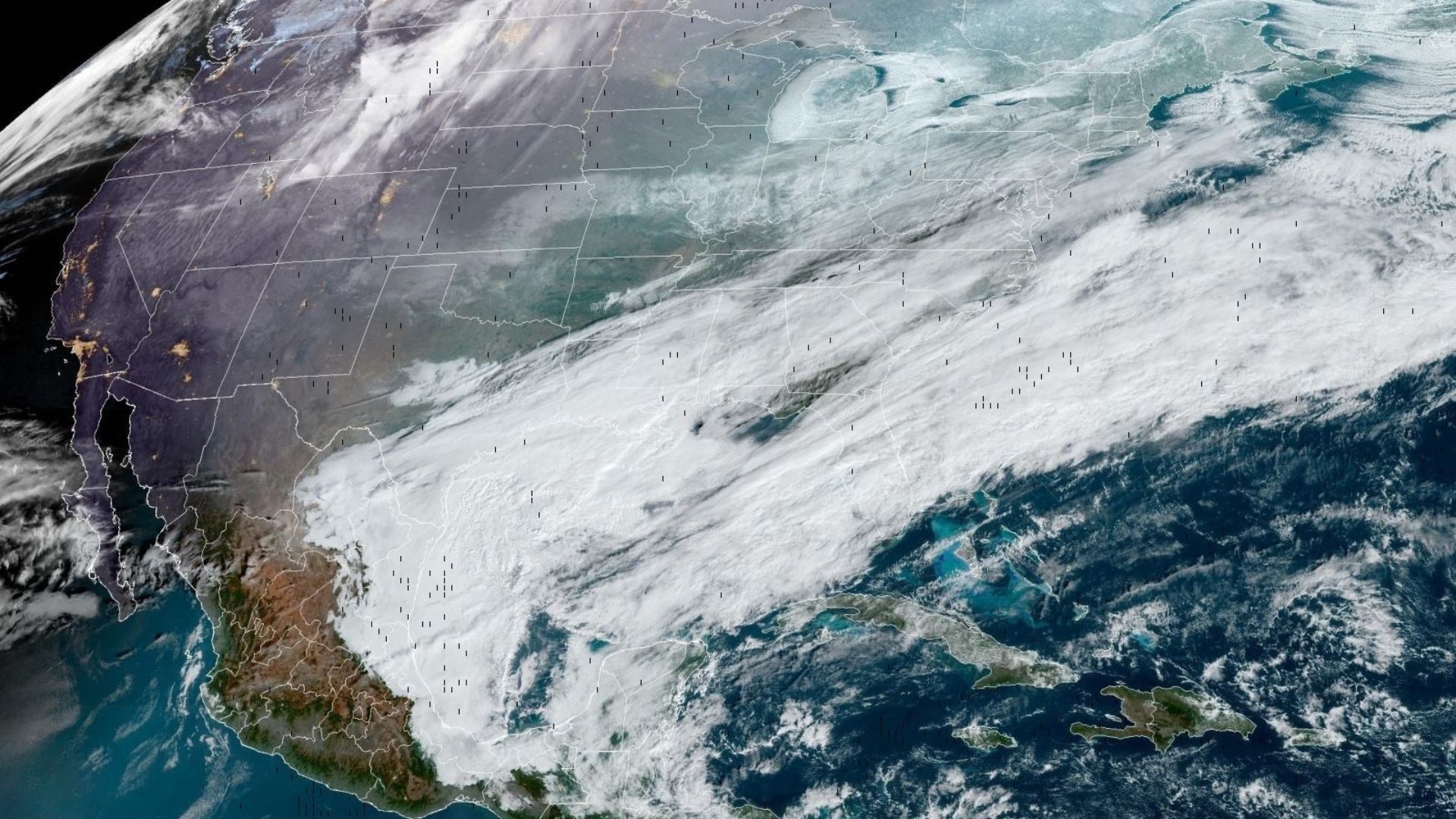 Ciclone bomba atinge a Costa Leste dos EUA com neve acima de 60 cm, rajadas de 80 km/h e 40 milhões sob alerta meteorológico.