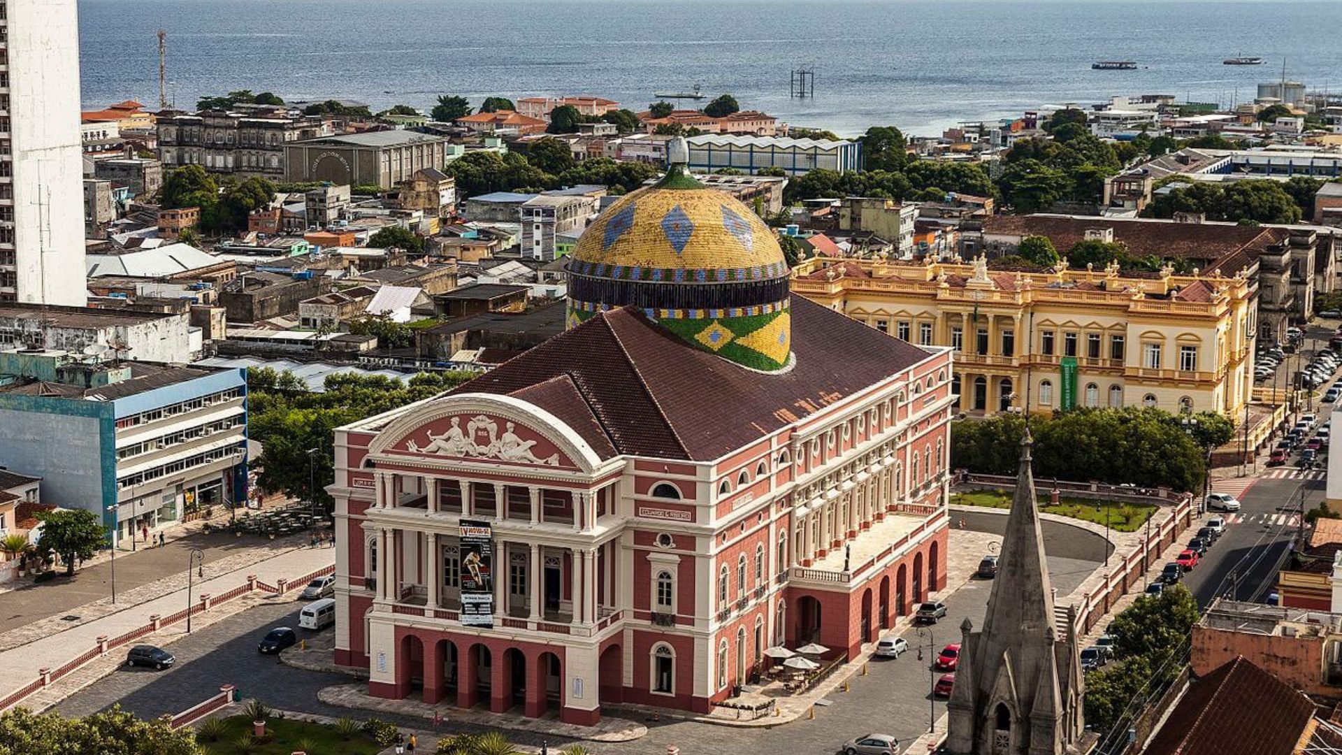 Manaus soma 2,06 milhões de habitantes, cresce com a Zona Franca, é sede do G20 e enfrenta isolamento rodoviário no coração da Amazônia.