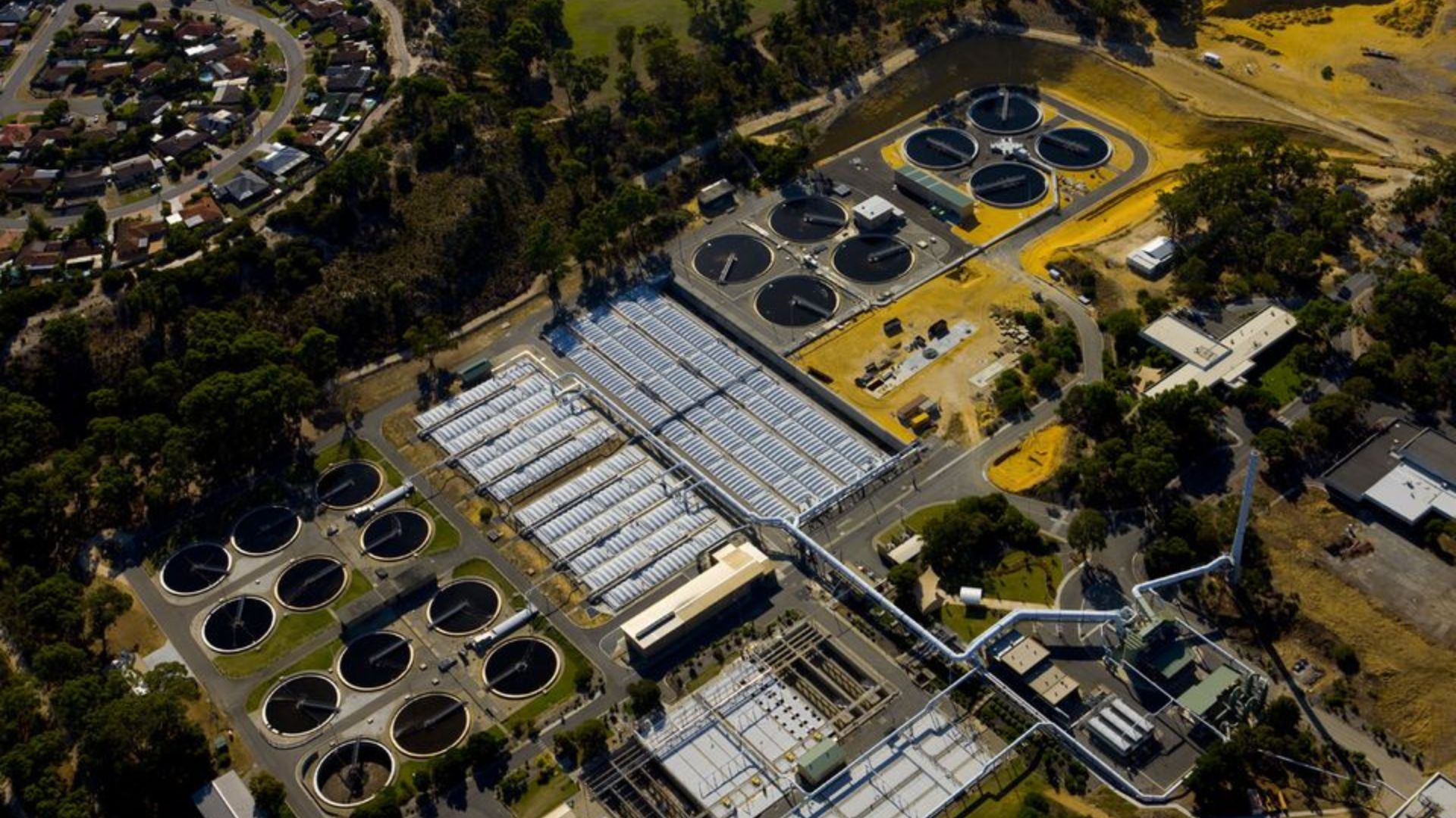 Austrália transforma esgoto em água potável com ultrafiltração, osmose reversa e luz UV para reforçar abastecimento em Perth.
