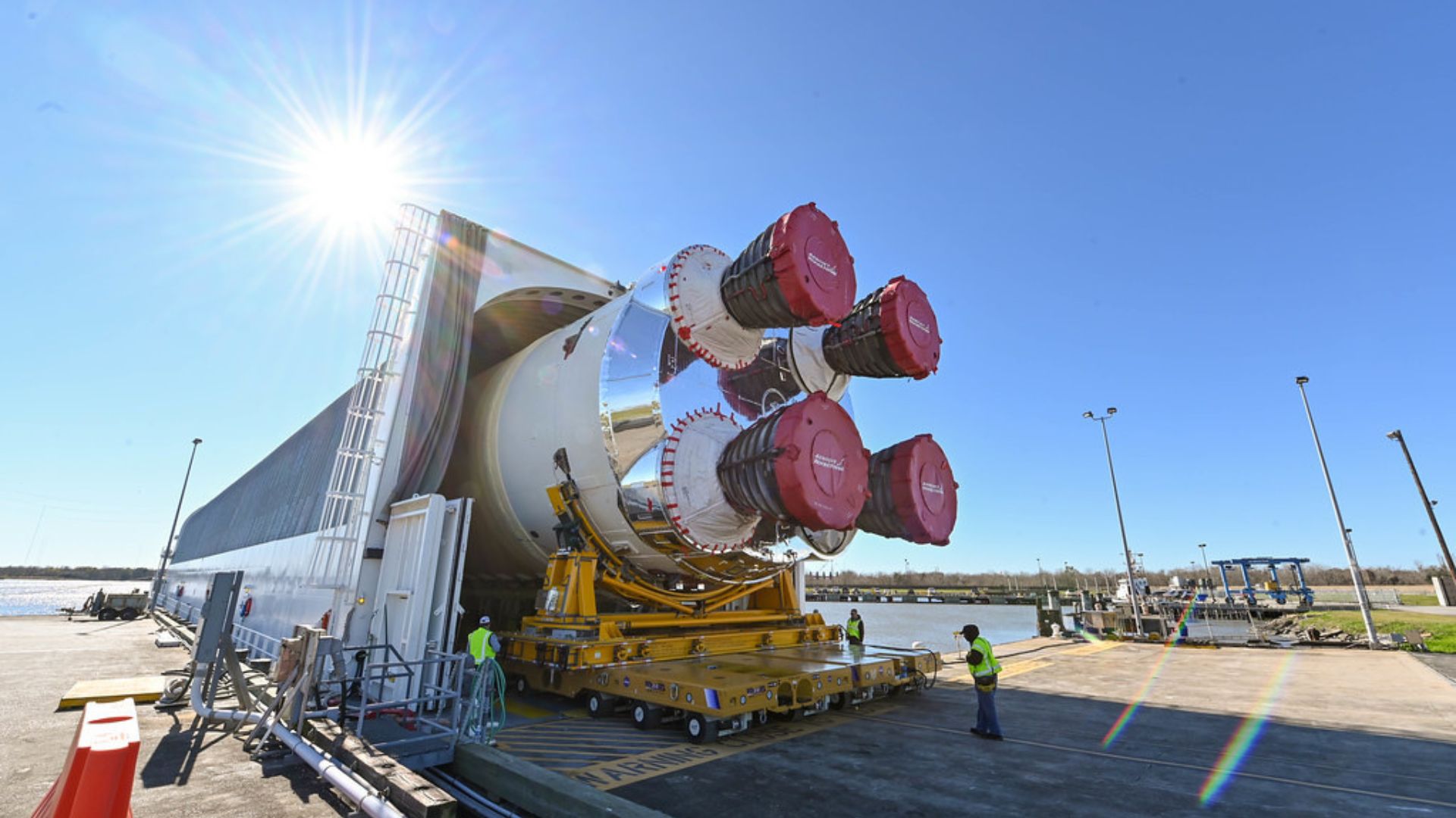 Barca Pegasus, da NASA, transporta o core stage do SLS por até seis dias rumo às missões lunares do programa Artemis.