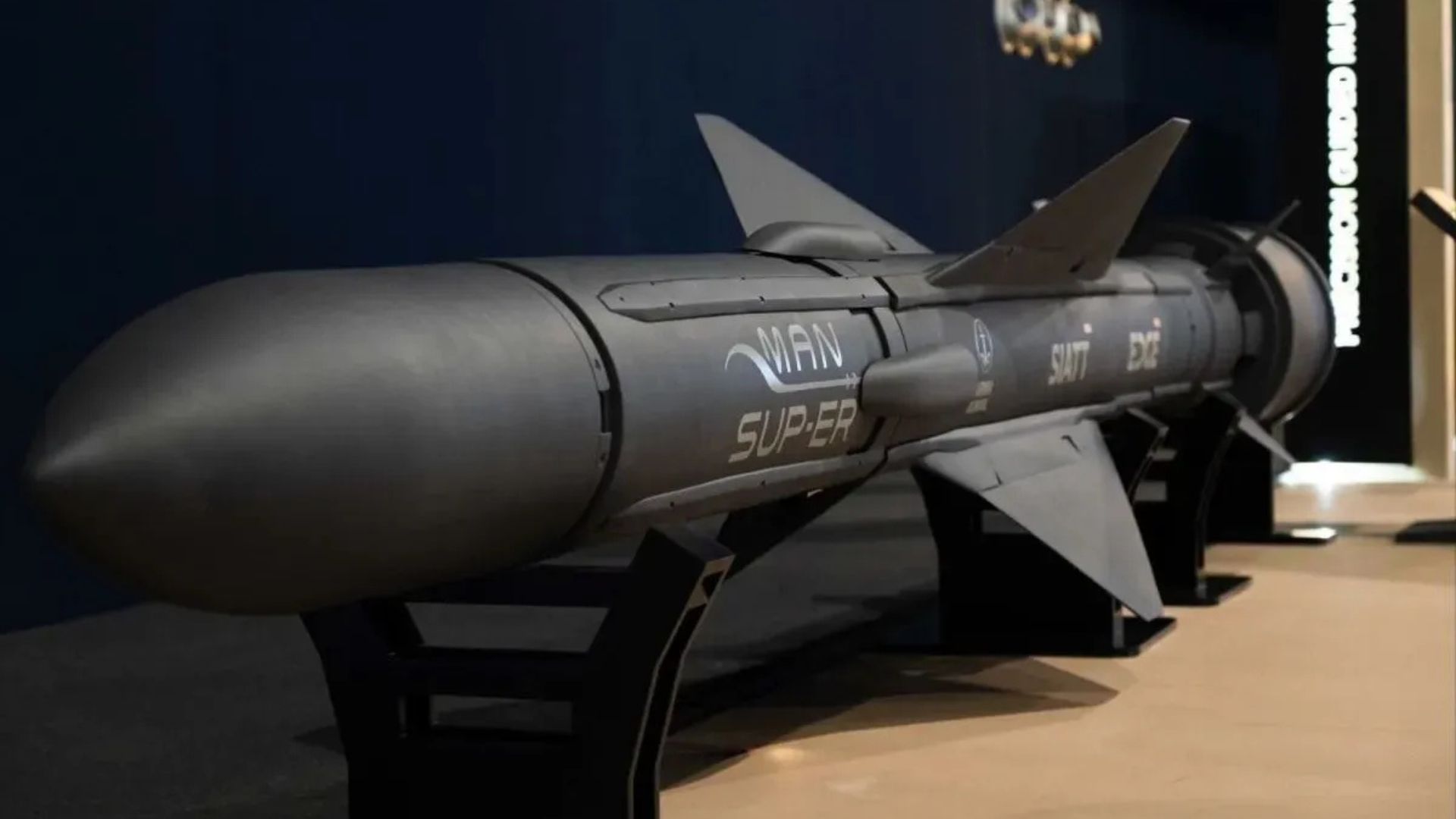 Marinha e SIATT estudam míssil aéreo baseado no MANSUP, com royalties, exportações e investimento bilionário no Brasil.