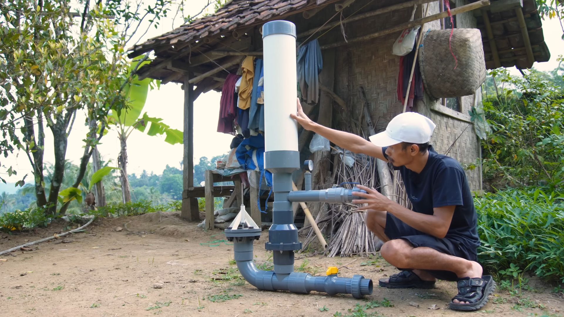 Carneiro hidráulico leva água morro acima sem energia elétrica, alcança 30 metros de altura e enche 500 litros em cerca de 4 horas.