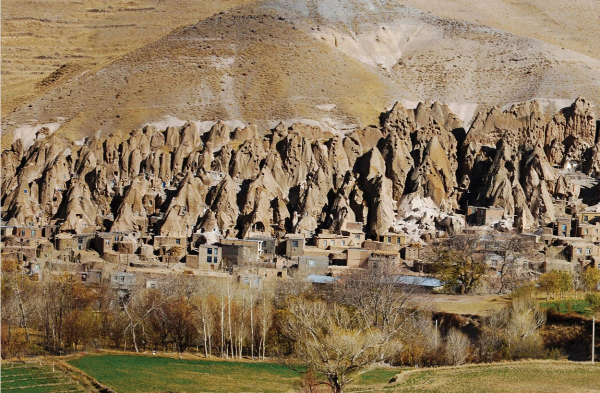 Estilo iraniano de escavar casas dentro de montanhas vulcânicas está deixando engenheiros de queixo caído com moradias sem fundação tradicional, sem estrutura metálica e com isolamento térmico natural que elimina ar-condicionado no verão