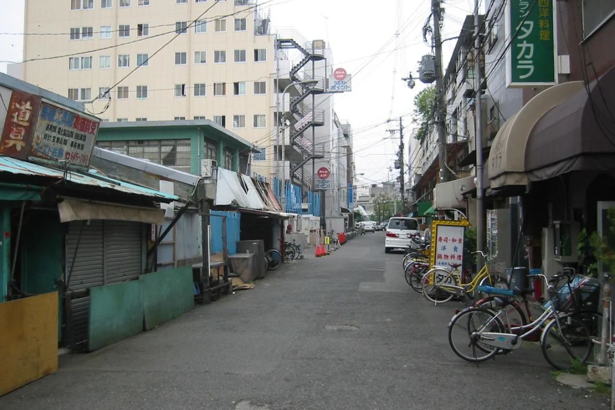 Favela em Kamagasaki, Osaka: segurança e pobreza urbana no bairro que revela o lado invisível do Japão.