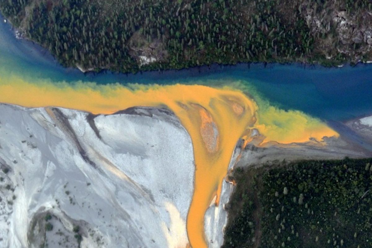 Alasca: permafrost cria rios laranja, solta metais e muda a química da água, afetando peixes e comunidades.