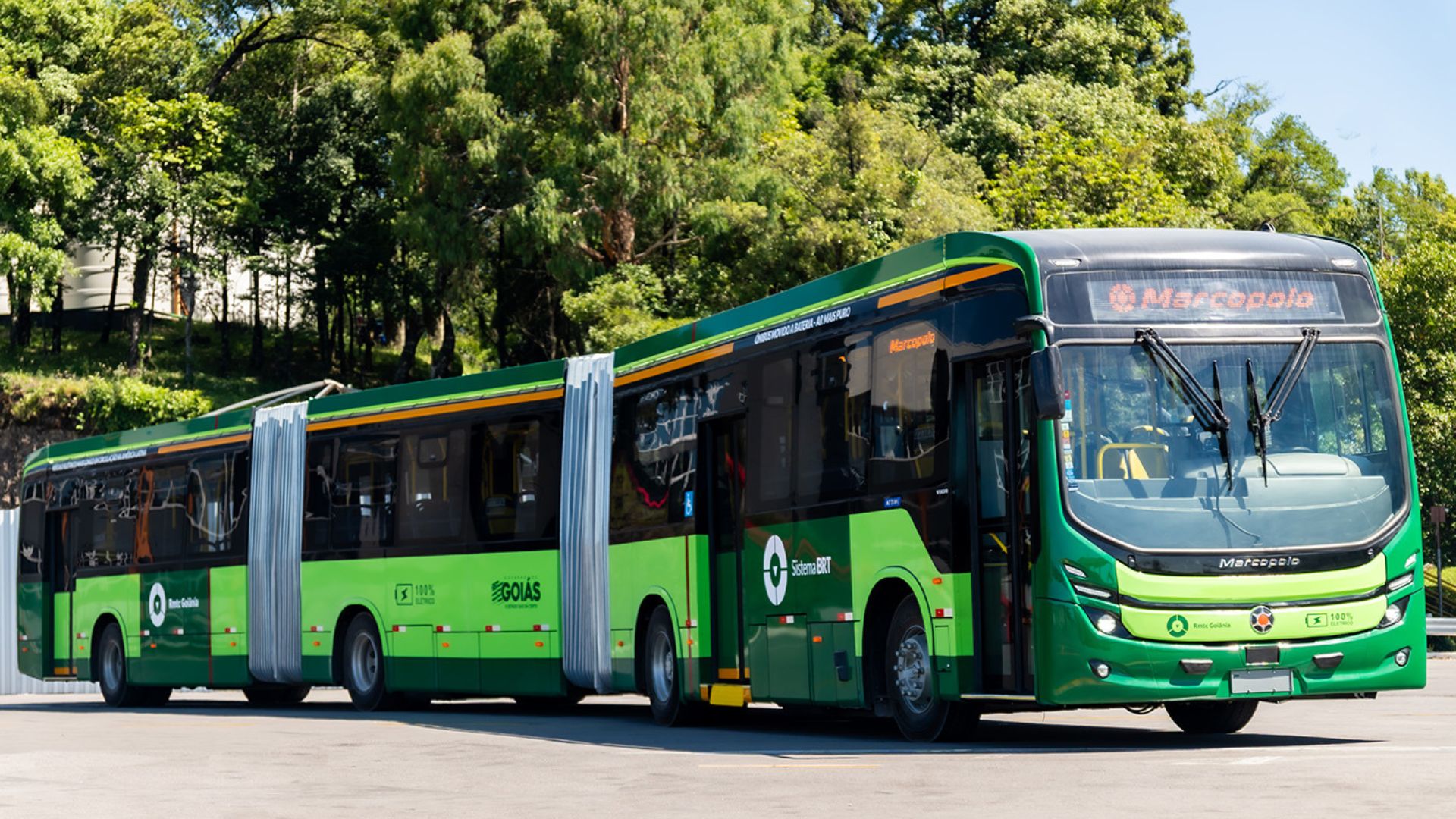 Ônibus biarticulado elétrico Marcopolo Attivi Express em operação no BRT de Goiânia, com carroceria verde e tecnologia Volvo.