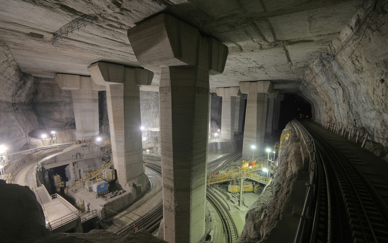 Para extrair potássio a centenas de metros de profundidade, a Rússia escavou minas subterrâneas com galerias que somam centenas de quilômetros, criou pilares de sustentação do tamanho de quarteirões e construiu verdadeiras cidades de concreto e rocha sob o solo para manter a estabilidade de alguns dos maiores depósitos minerais do planeta