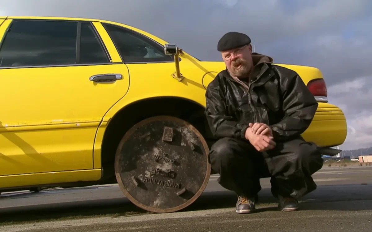MythBusters testam tampa de bueiro no lugar do pneu furado e carro atinge 64 km/h em experimento documentado.