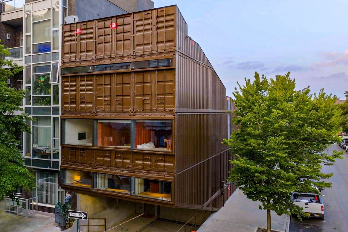 contêineres no Brooklyn: projeto de arquitetura mostra como sustentabilidade transforma resíduos em moradia de alto padrão com montagem rápida.