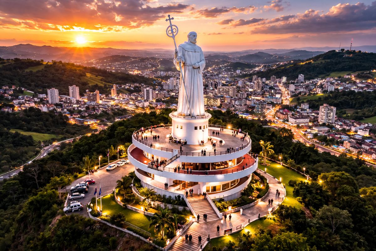 No Morro Panorâmico, o gigante de 37 metros do Monumento Frei Bruno aparece de Joaçaba e Herval d’Oeste, reúne mirante e museu desde 2008 e virou referência de paisagem no Meio Oeste de Santa Catarina.