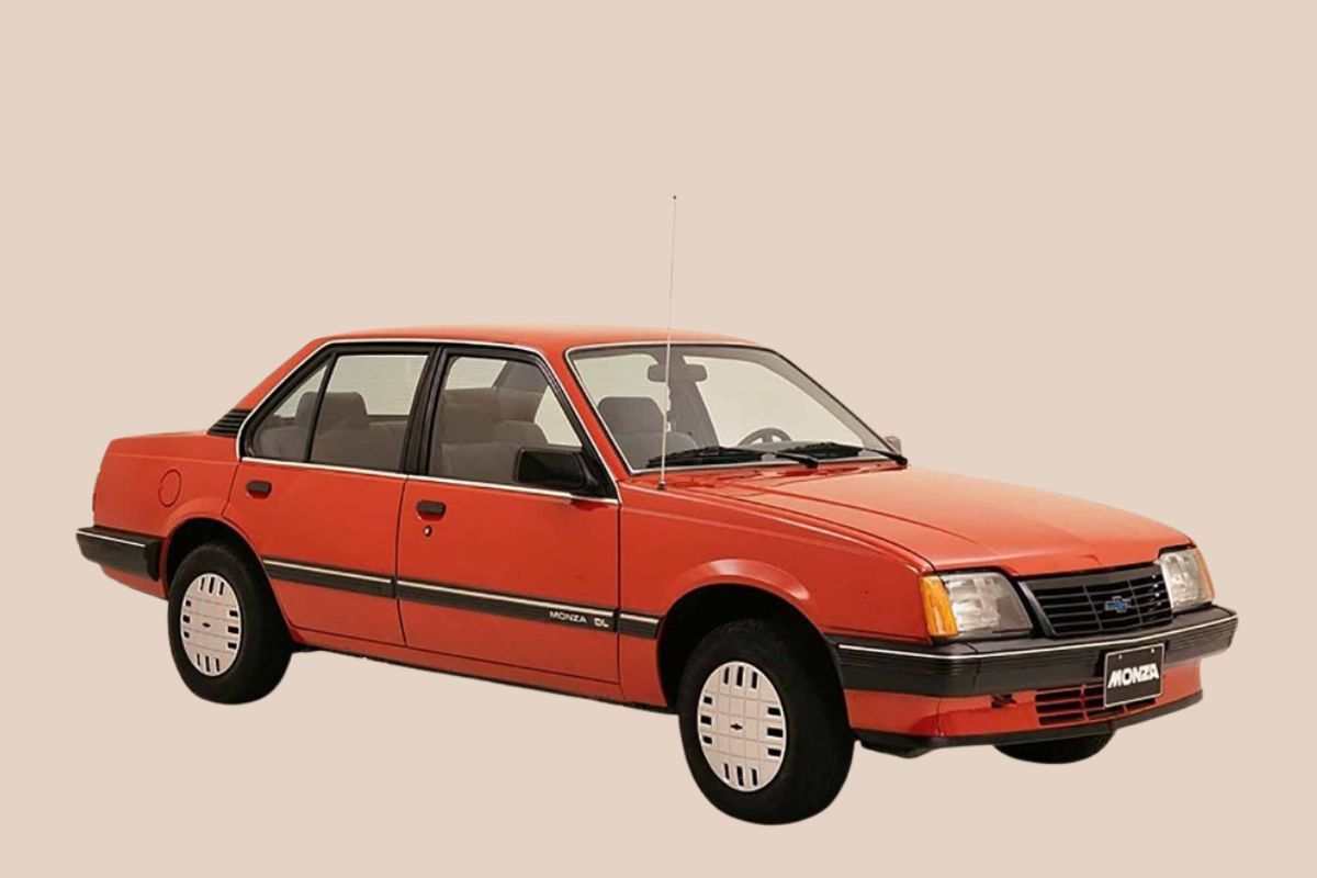 Monza sedã híbrido leve retorna em estratégia global e levanta debate sobre o mercado brasileiro e o futuro dos carros fora do país