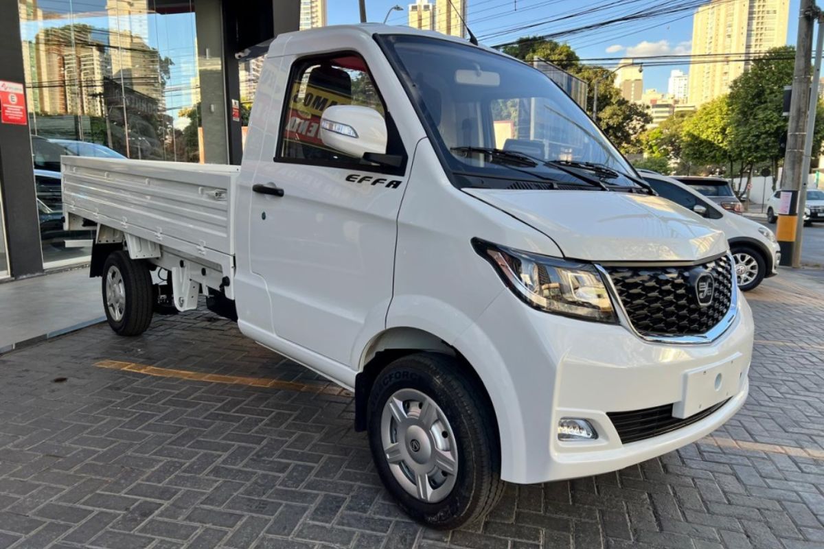 Effa V21 2026 para autônomo: CNH B, caçamba grande e motor só gasolina. O brutinho entrega carga urbana com preço e limitações claros.