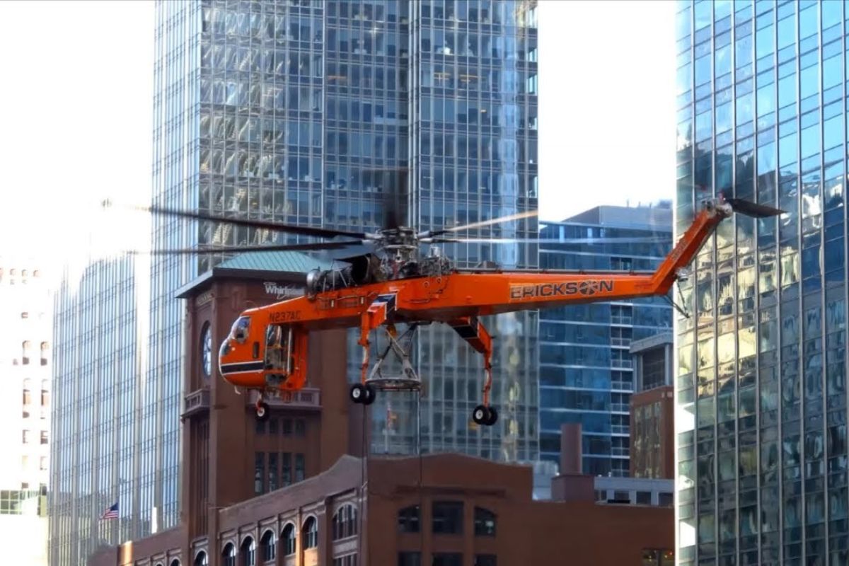 O helicóptero Sikorsky S-64 Skycrane nasceu na Guerra Fria, impressiona engenheiros até hoje pela potência extrema e continua usado em operações civis e militares que exigem levantar cargas tão pesadas quanto pequenas construções.