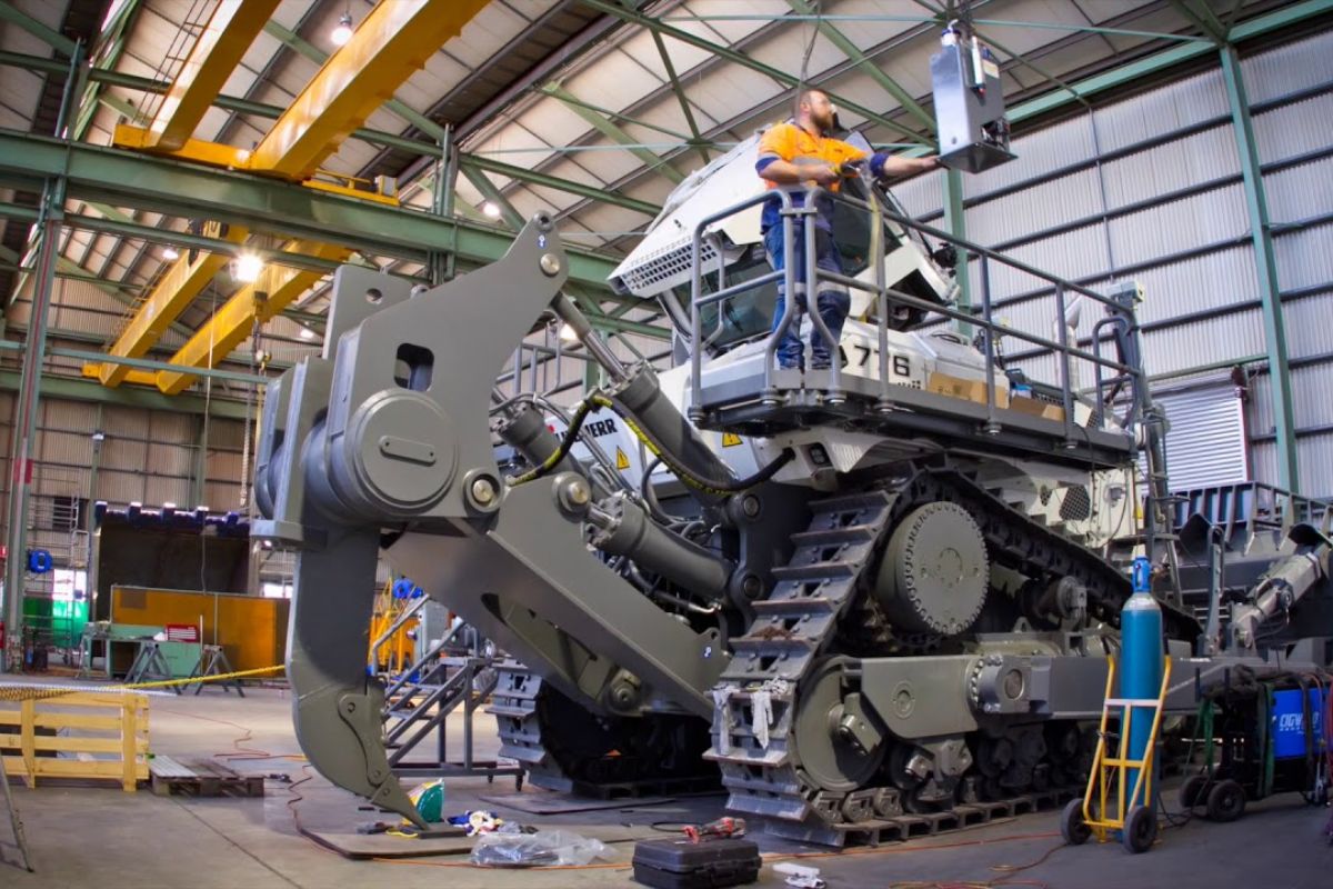 bulldozer Liebherr em Telfs detalha o PR 776 com transmissão hidrostática, montagem de esteiras e linhas hidráulicas, do aço ao teste e ao embarque, com números de litros, torque e toneladas que explicam por que o processo não aceita improviso.