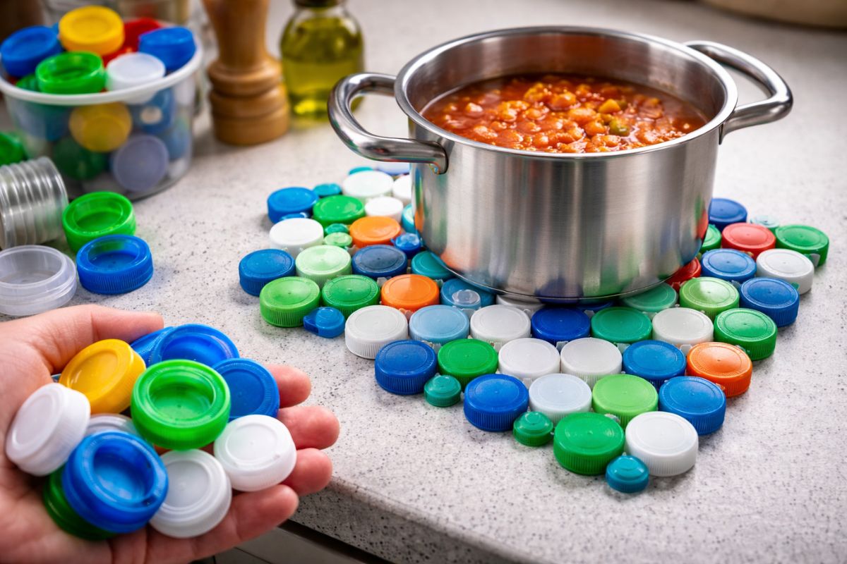 tampas de garrafas de leite viram suporte térmico com limpeza certa, cola quente ou adesivo específico para plástico, formando base firme que distribui peso e reduz quedas na cozinha.