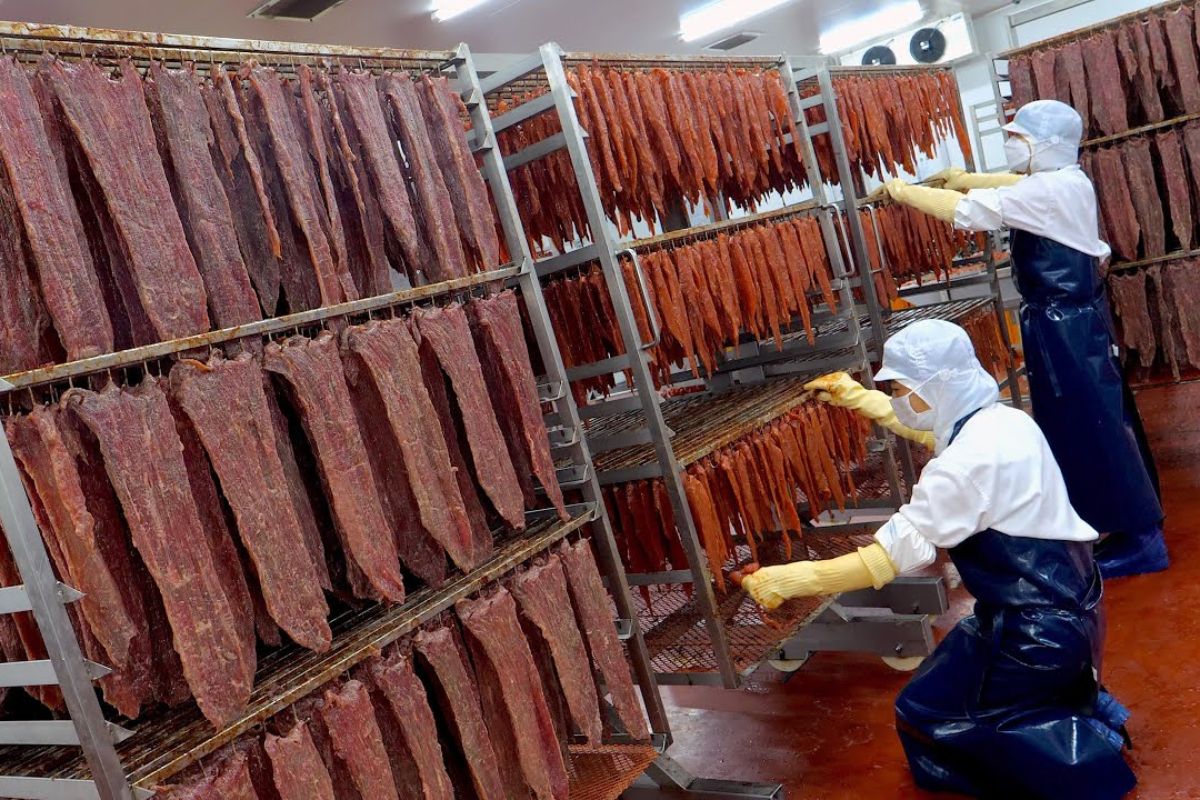 fábrica coreana em Incheon produz carne seca em escala e explica por que marinada, secagem e detector de metais entram no controle do processo antes da embalagem final.