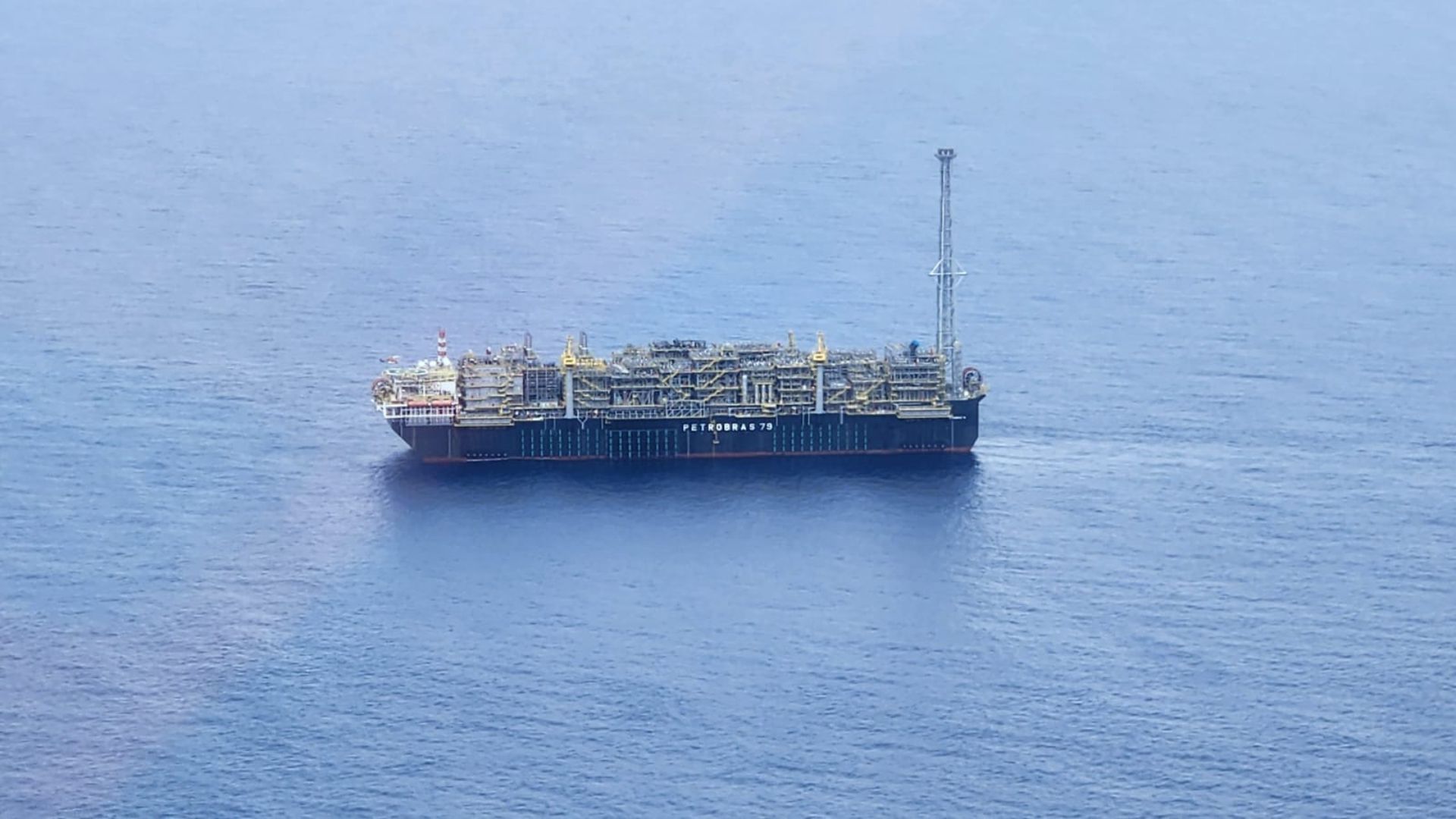 Plataforma FPSO P-79 da Petrobras posicionada no Campo de Búzios, no pré-sal da Bacia de Santos, com capacidade de produzir 180 mil barris de petróleo por dia.