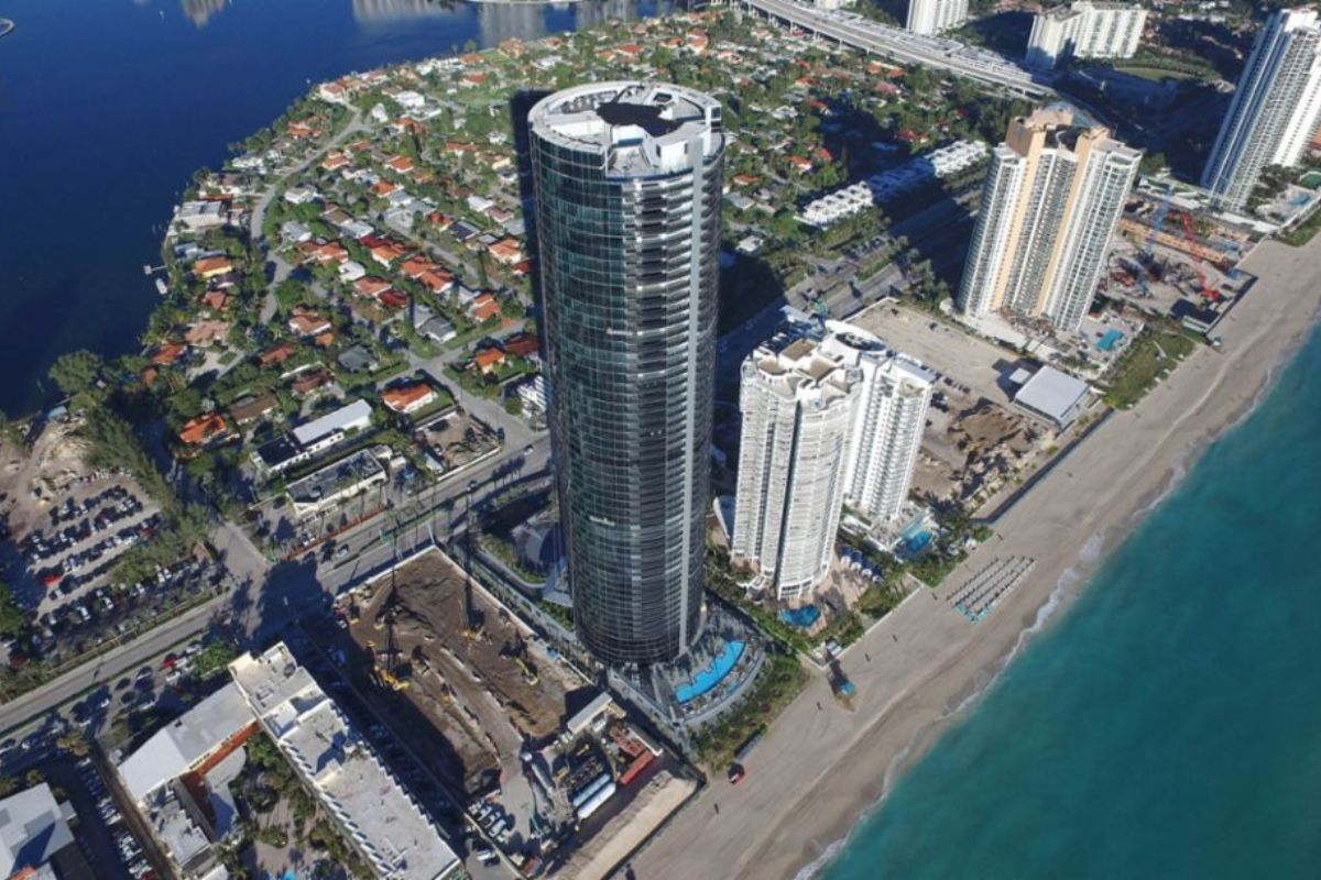 Pastor brasileiro Edir Macedo vira “vizinho” de Lionel Messi na Porsche Design Tower em Miami, com unidades citadas em até R$ 177 milhões e condomínio entre US$ 4.277 e US$ 12.069, segundo mercado.