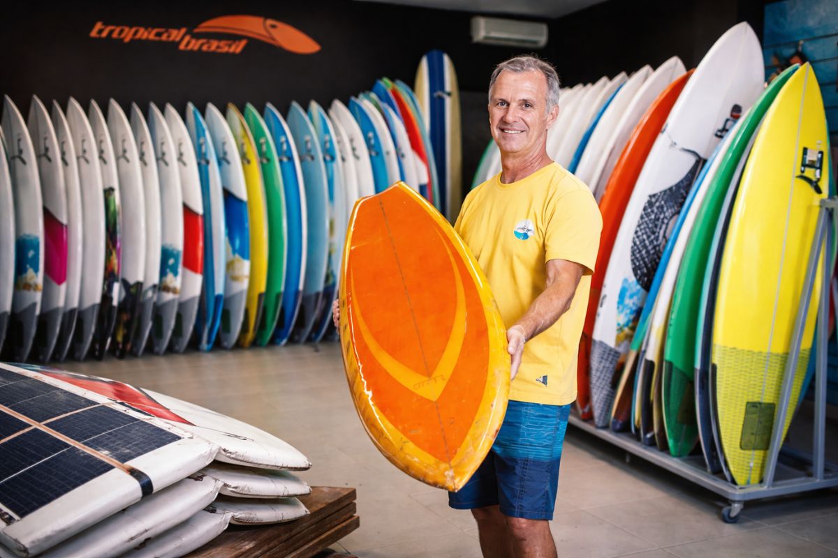 paulista leva a Tropical Brasil de Florianópolis à liderança na fabricação de pranchas de surfe, com foco, escala e retorno às origens.
