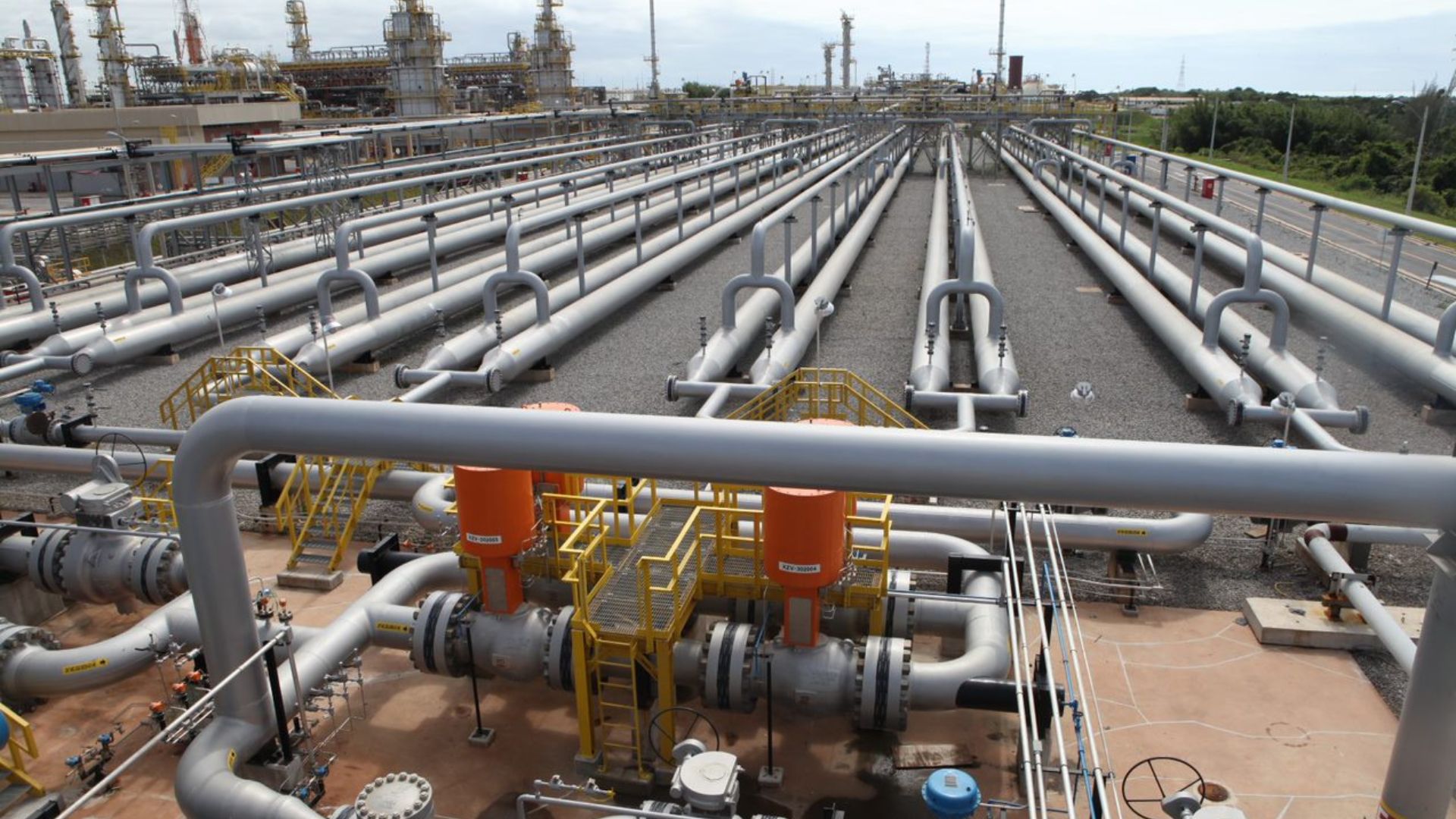 Infraestrutura de gás natural com tubulações industriais e válvulas em unidade de distribuição no Ceará ligada a contrato entre Petrobras e Cerbras.