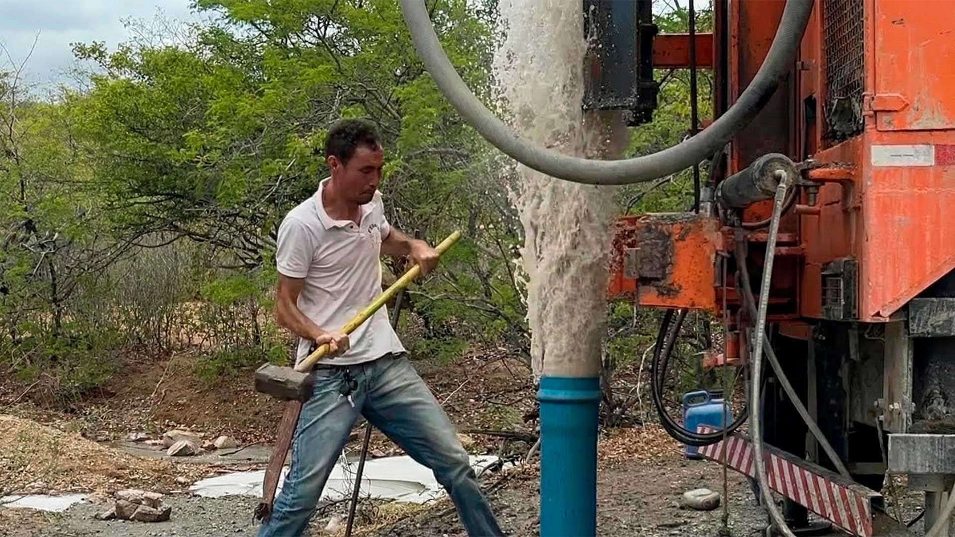 Poço artesiano no sertão da Bahia chama atenção por acha água logo aos 8 metros em rocha fraturada, equipe revela múltiplas fendas e enfrenta equipamento preso entre 36 e 40 metros